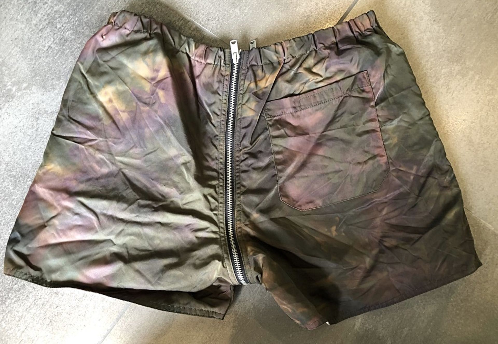 1 x Pair Of Men's Genuine Sankuaz Reversible Camo Shorts - Colour: Green / Cream - Image 5 of 6