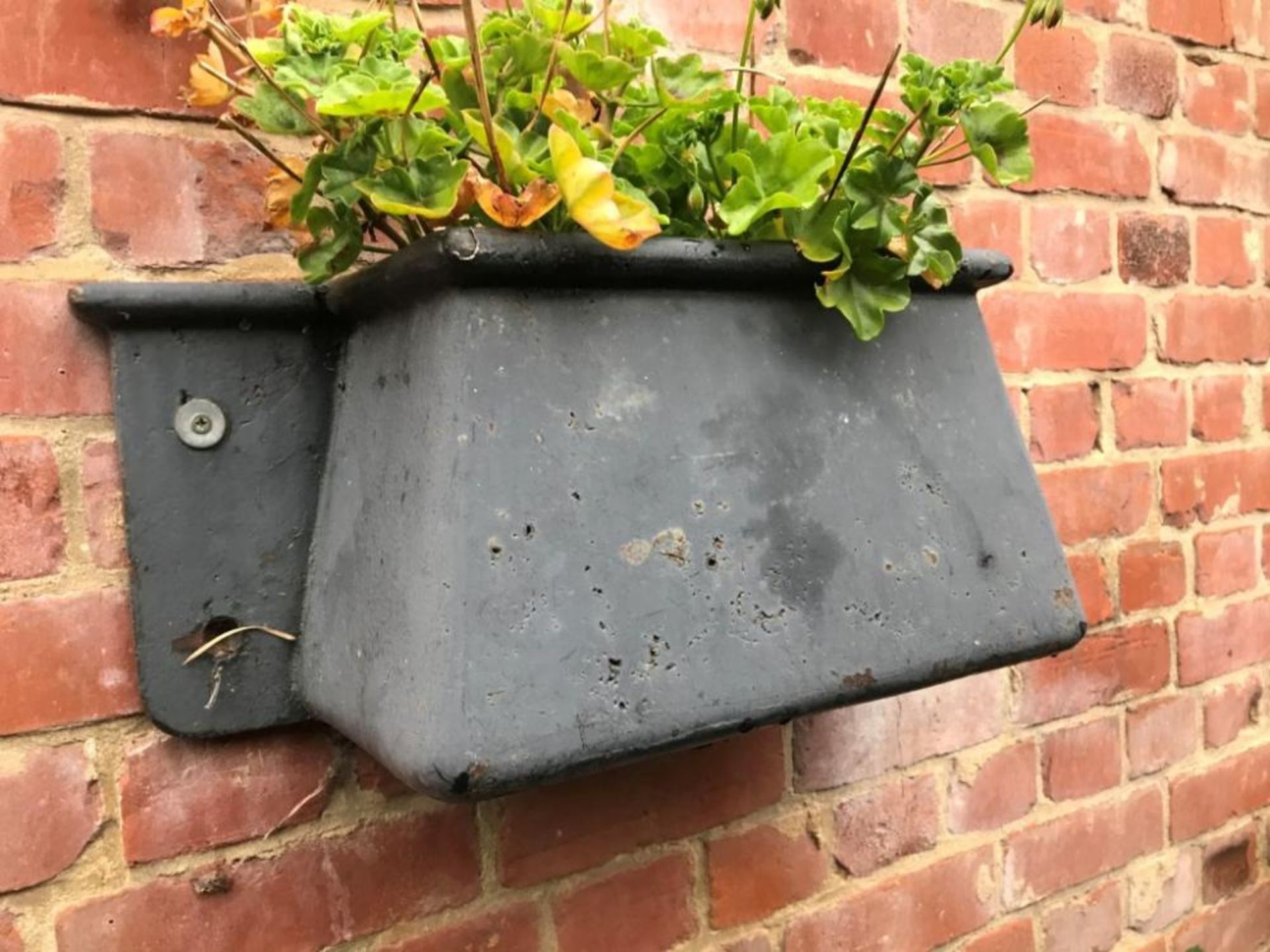 1 x Shaped Cast Iron Wall Ornamental Hanging Wall Planter Painted Grey - Ref: JB180 - Pre-Owned - NO - Image 5 of 6