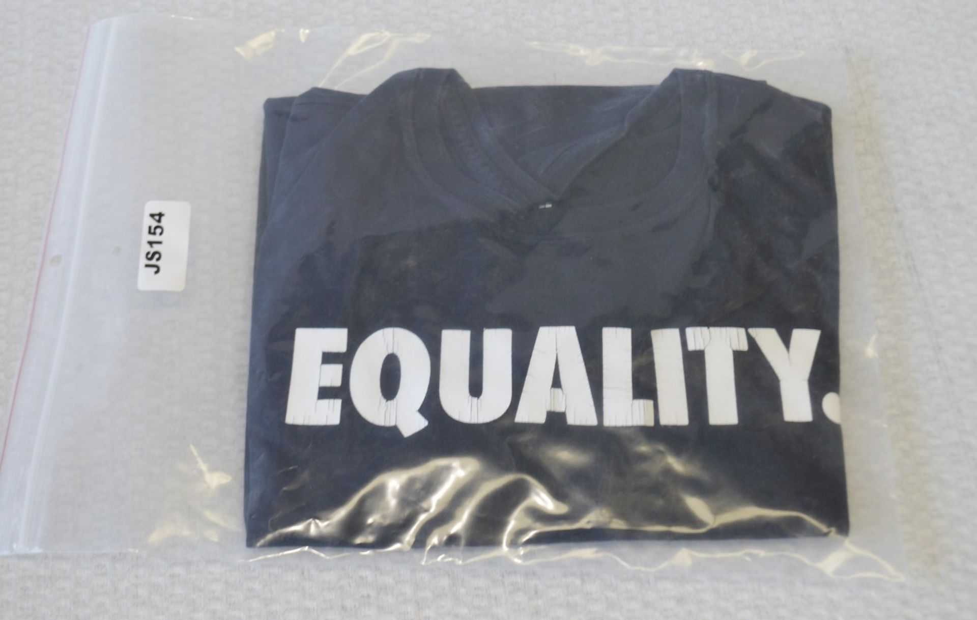 1 x Men's Genuine Nike Dri-Fit T-Shirt In Black With The Slogan "Equality" - Size (EU/UK): L/L - - Image 9 of 10