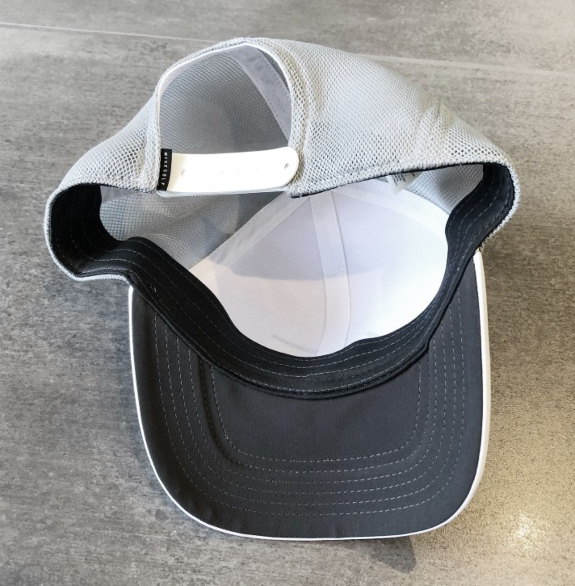 1 x Genuine Nike Cap In White - Preowned - Ref: JS209 - NO VAT ON THE HAMMER - CL645 - Location: - Image 2 of 4