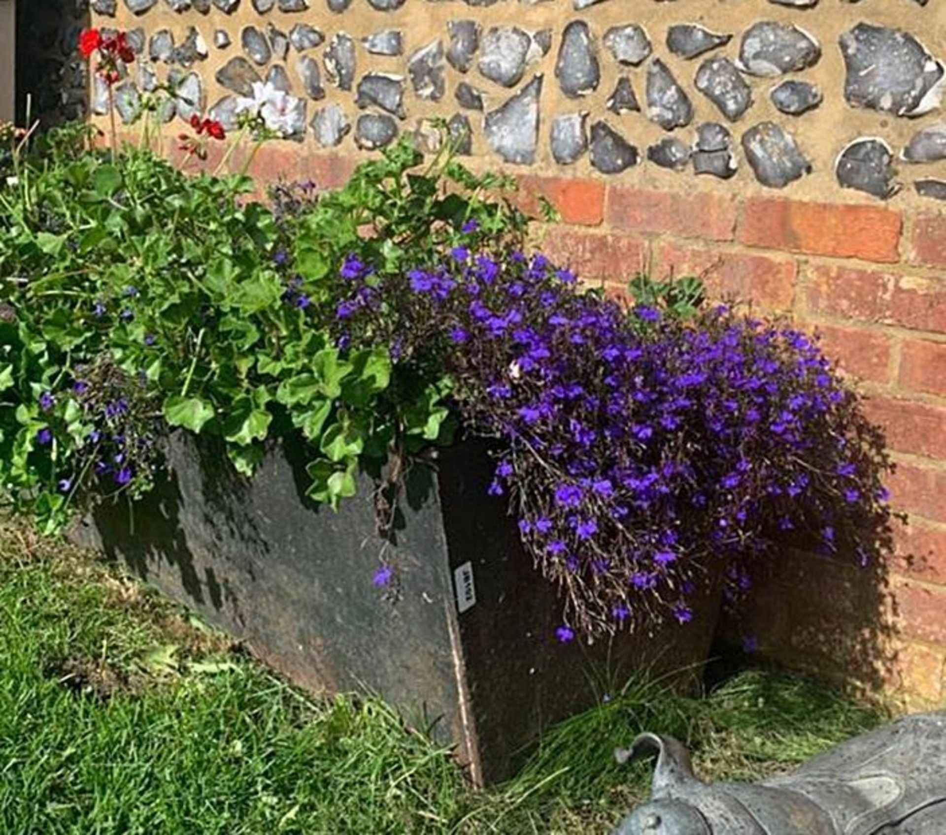 1 x Large Cast Iron Planter / Trough - Dimensions: L180cm x D 65cm x Height 44cm - Ref: JB102 - - Image 2 of 3