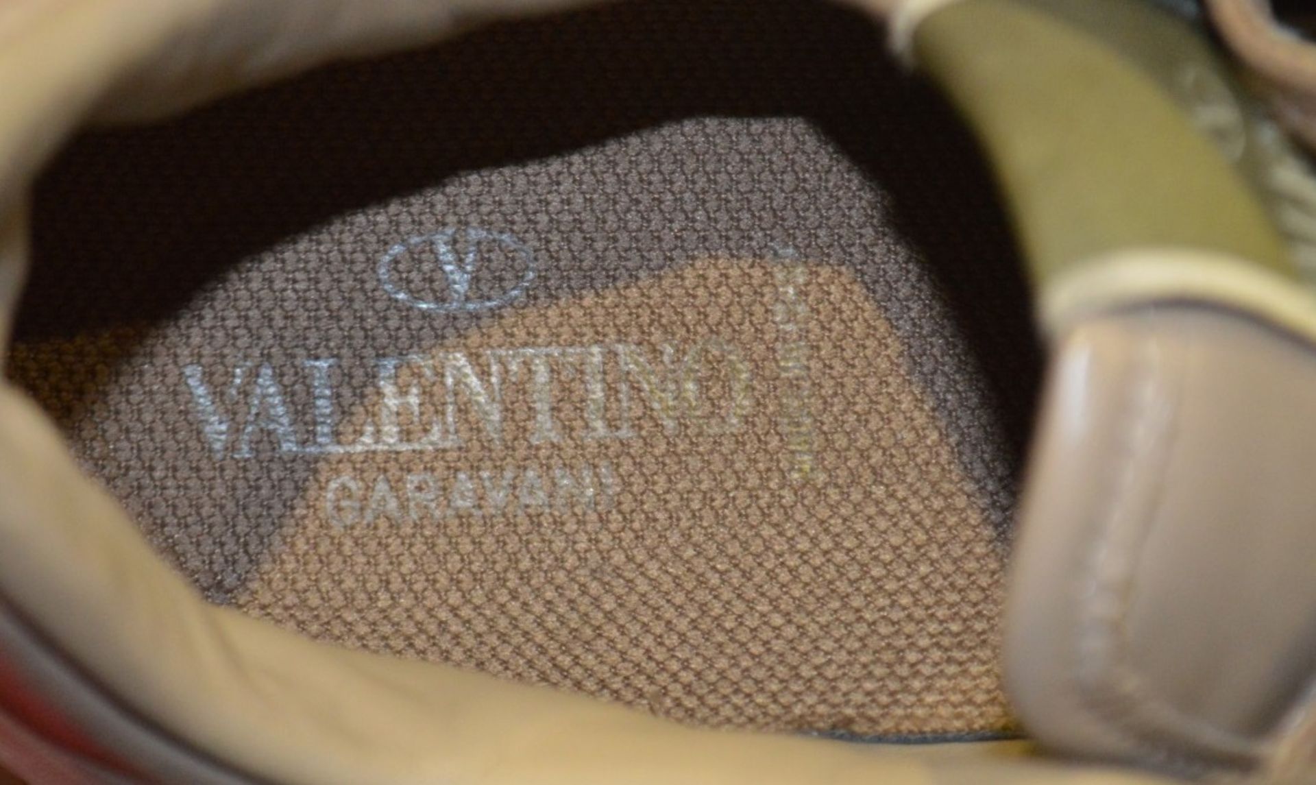 1 x Pair Of Men's Genuine Valentino Trainers In Beige - Size: 42 - Preowned In Very Good Condition - - Image 2 of 7