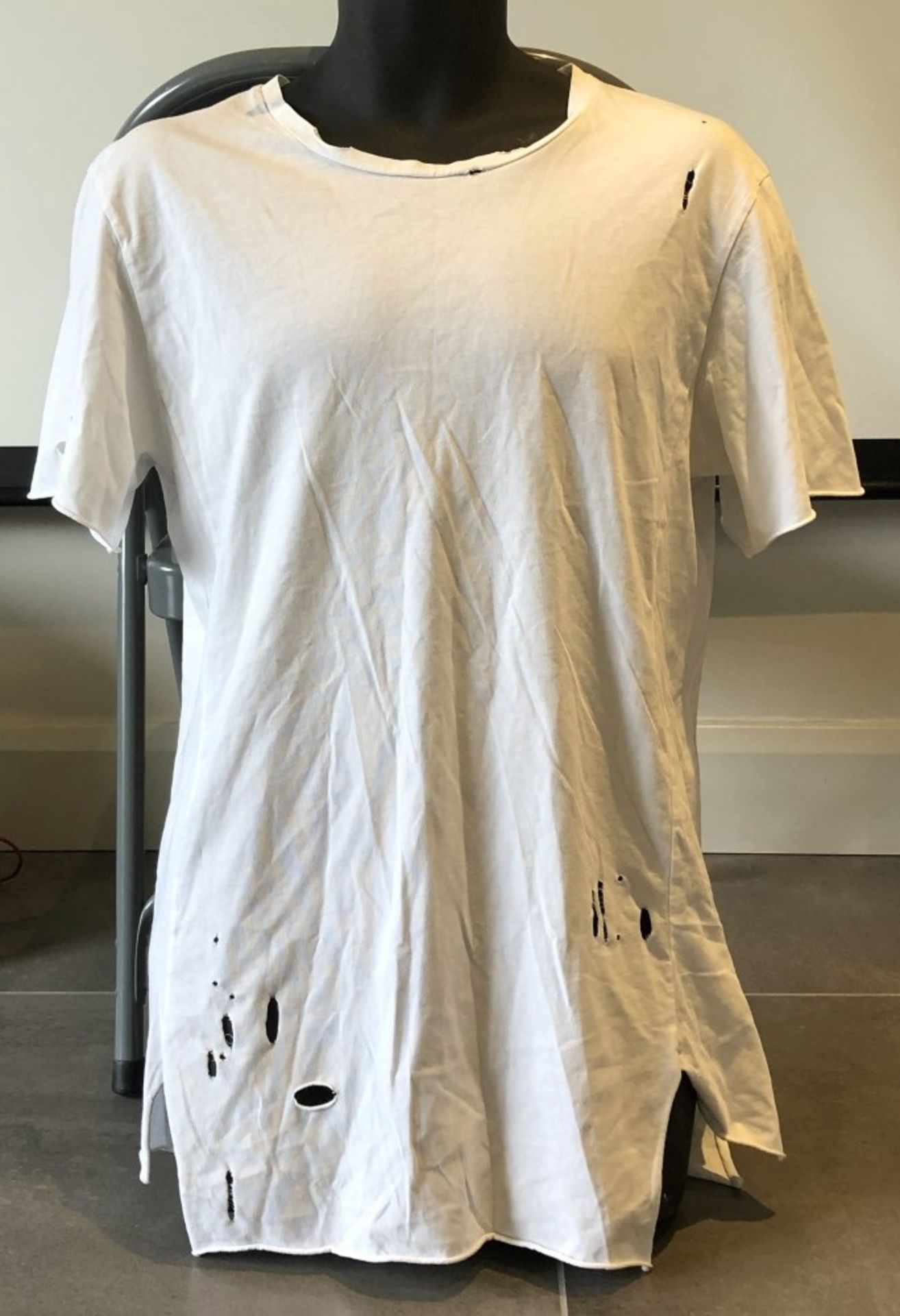 1 x Men's Genuine Designer Distressed T-Shirt In White - Preowned - Ref: JS161 - NO VAT ON THE