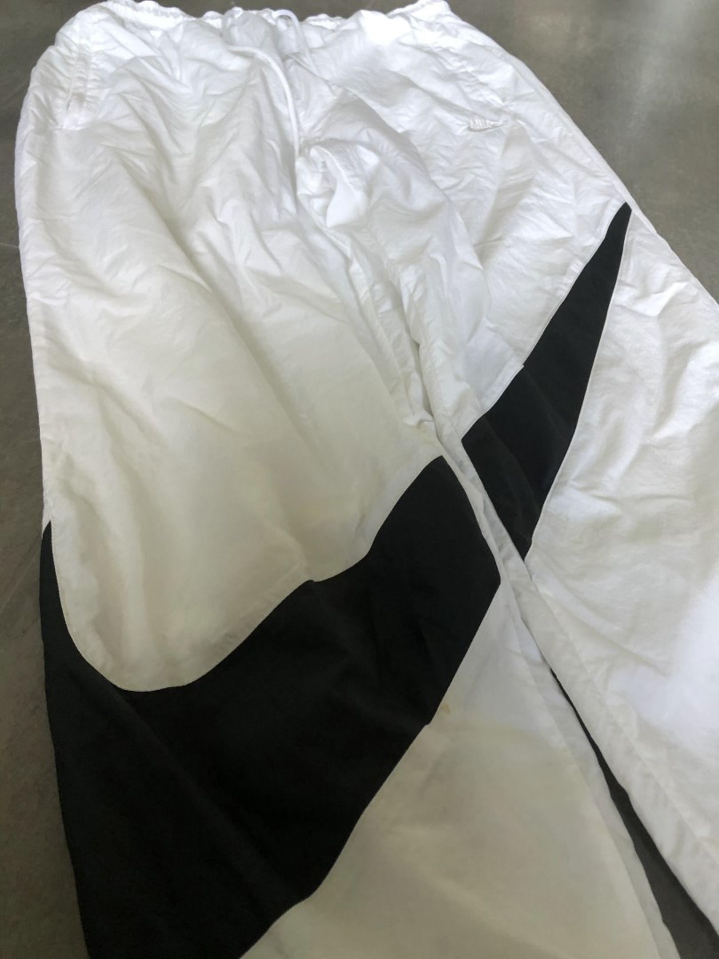 1 x Men's Genuine Nike Tracksuit Bottoms In White - Size (EU/UK): L/L - Preowned - Ref: JS119 - NO - Image 2 of 6