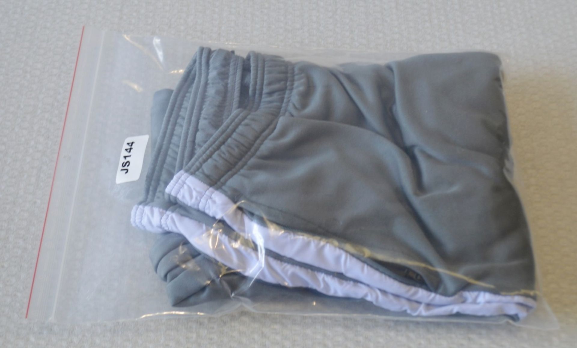 1 x Pair Of Men's Genuine Nike Tracksuit Bottoms - Grey - Size (EU/UK): XL/XL - Image 5 of 5