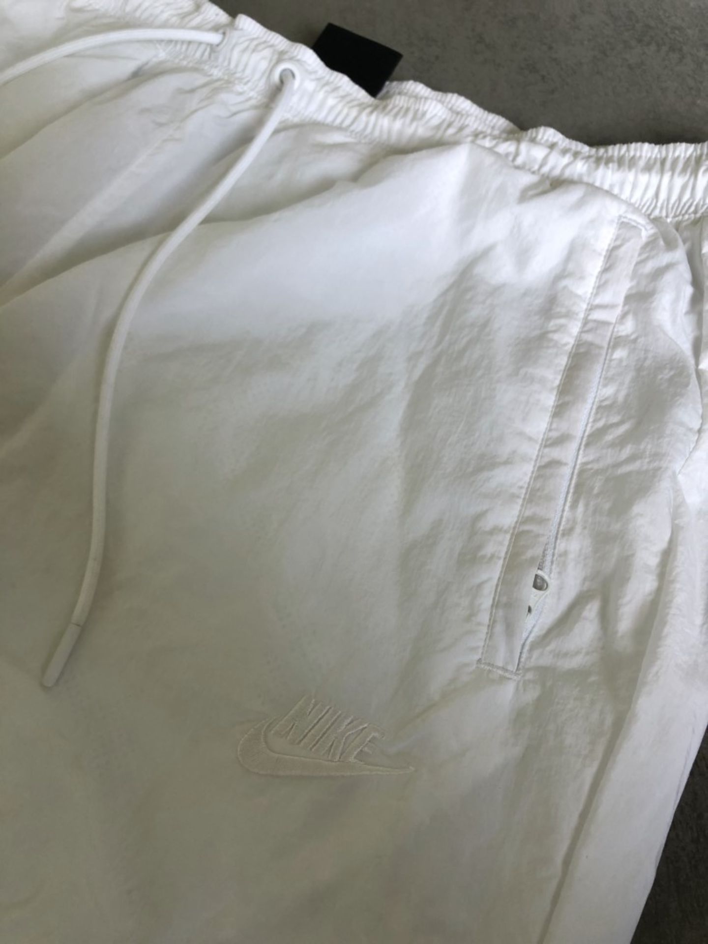 1 x Men's Genuine Nike Tracksuit Bottoms In White - Size (EU/UK): L/L - Preowned - Ref: JS119 - NO - Image 3 of 6