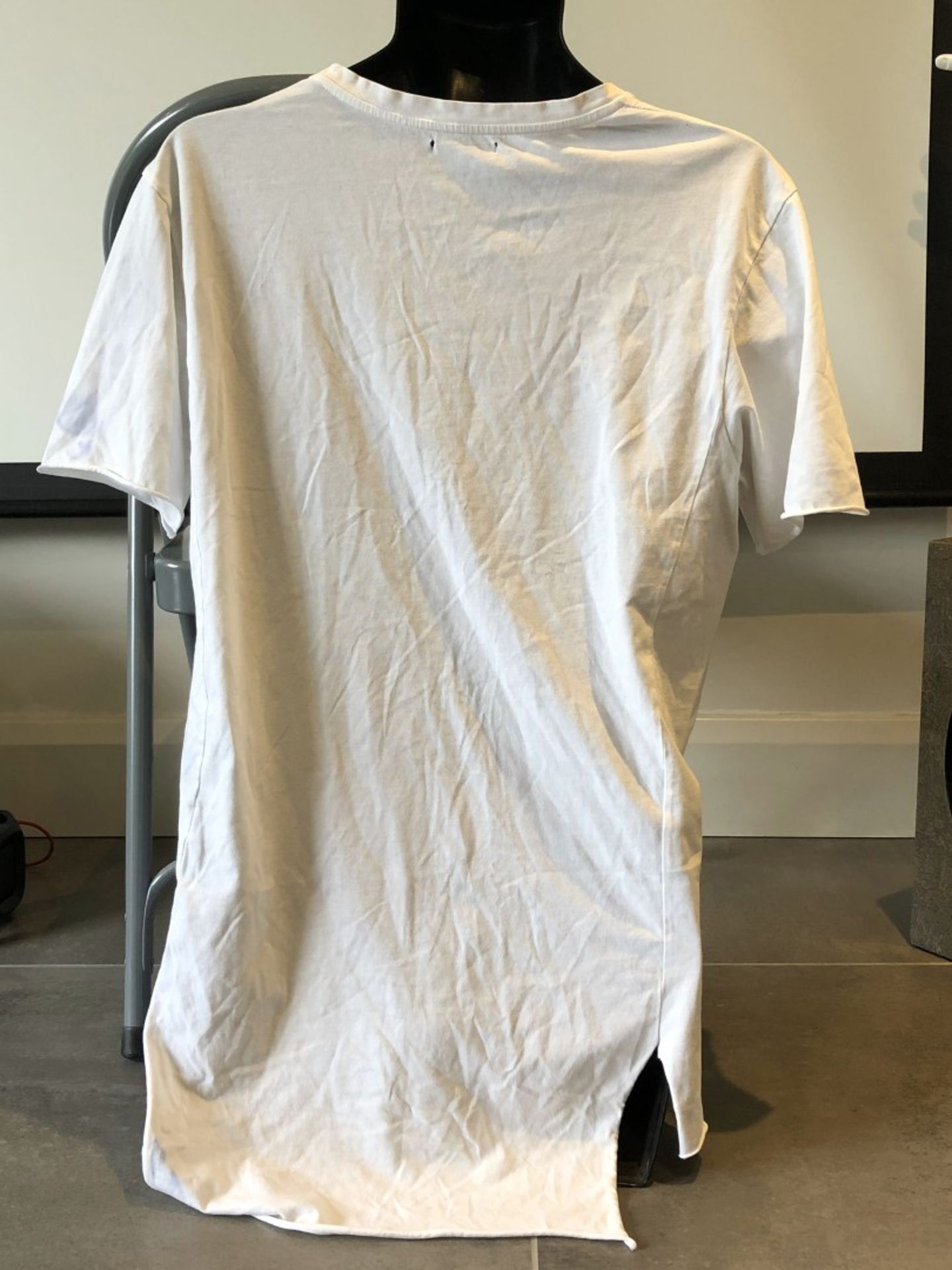 1 x Men's Genuine Designer Distressed T-Shirt In White - Preowned - Ref: JS161 - NO VAT ON THE - Image 3 of 7