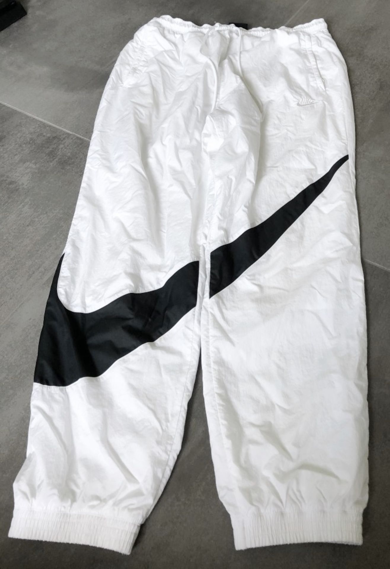 1 x Men's Genuine Nike Tracksuit Bottoms In White - Size (EU/UK): L/L - Preowned - Ref: JS119 - NO
