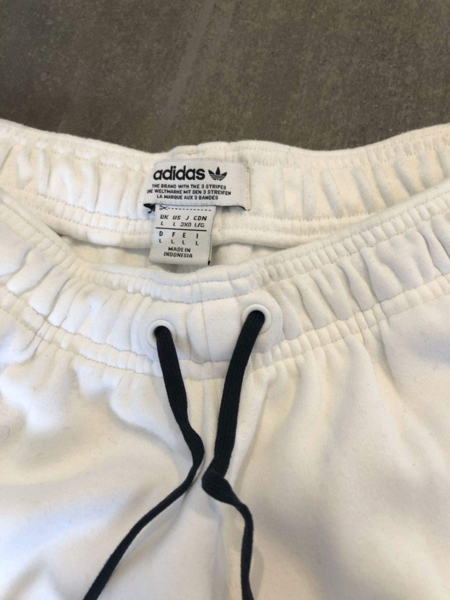 1 x Pair Of Men's Genuine Adidas Shorts In White - Size (EU/UK): L/L - Preowned - Ref: JS126 - NO - Image 8 of 9
