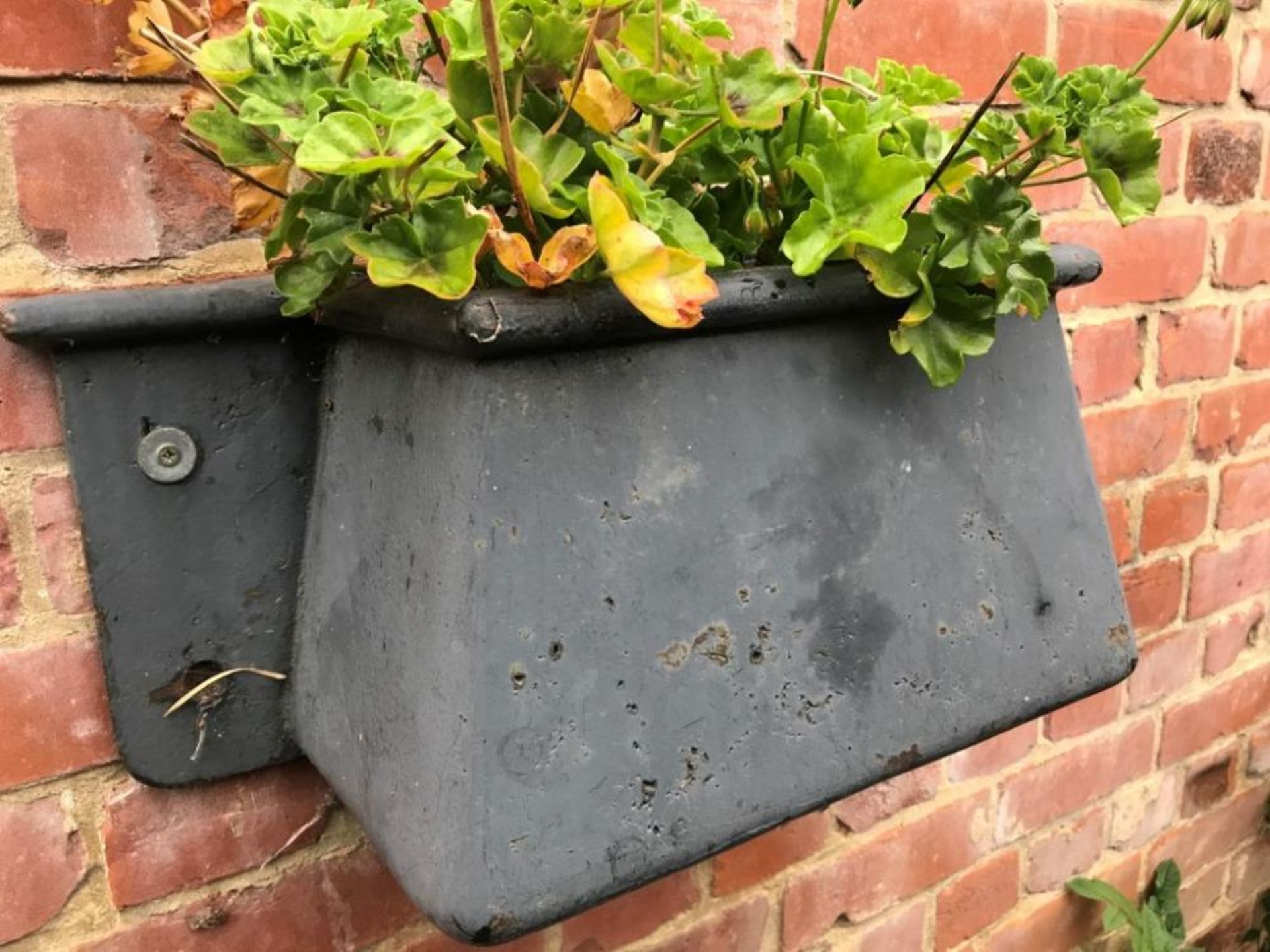1 x Shaped Cast Iron Wall Ornamental Hanging Wall Planter Painted Grey - Ref: JB180 - Pre-Owned - NO - Image 2 of 6