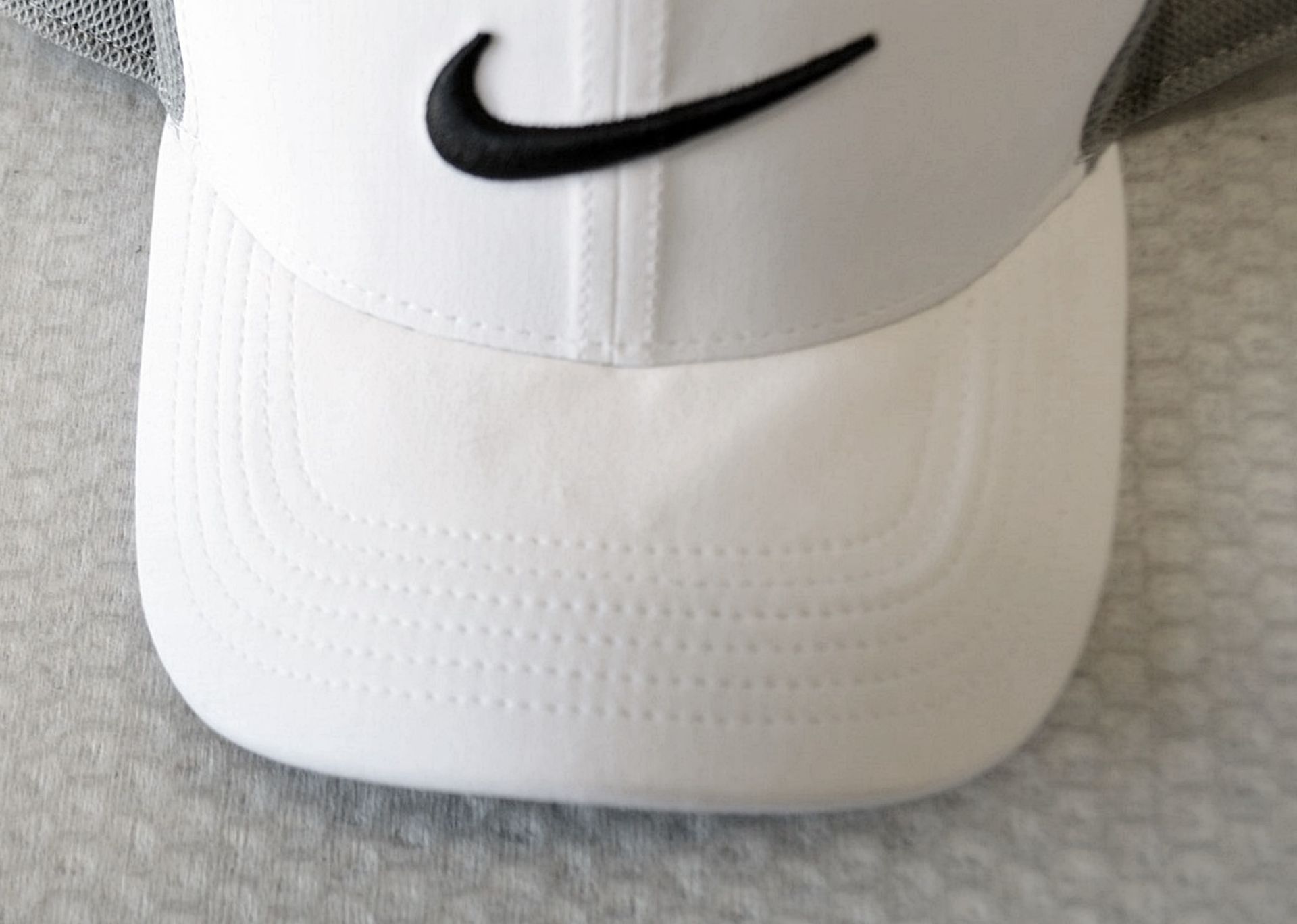 1 x Genuine Nike Cap In White - Preowned - Ref: JS209 - NO VAT ON THE HAMMER - CL645 - Location: - Image 4 of 4