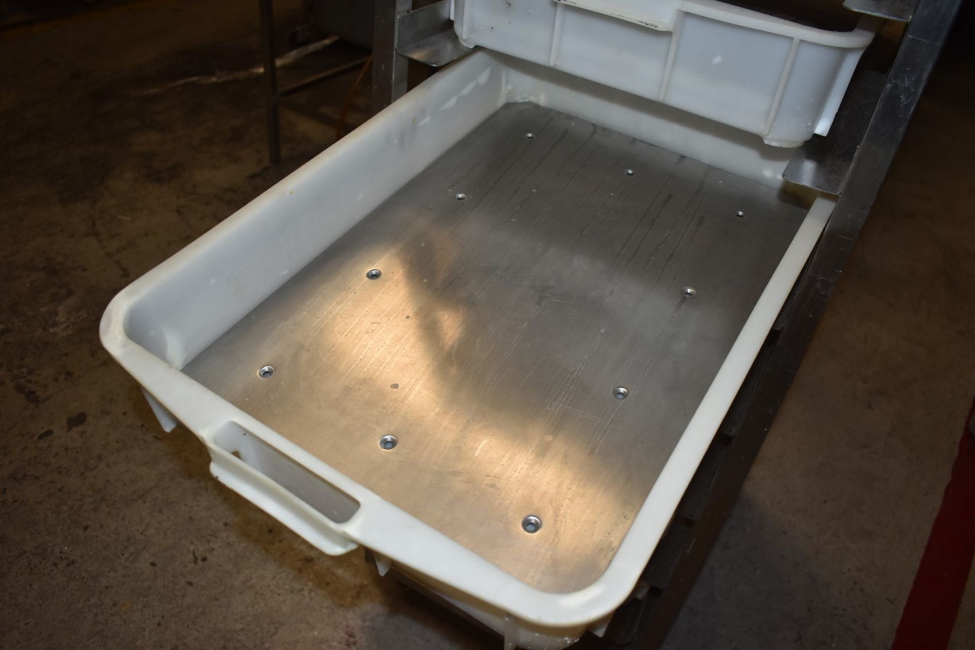 1 x Stainless Steel Upright Mobile Fish Tray Stand With Nine Perforated Stainless Steel Trays - Size - Image 2 of 4