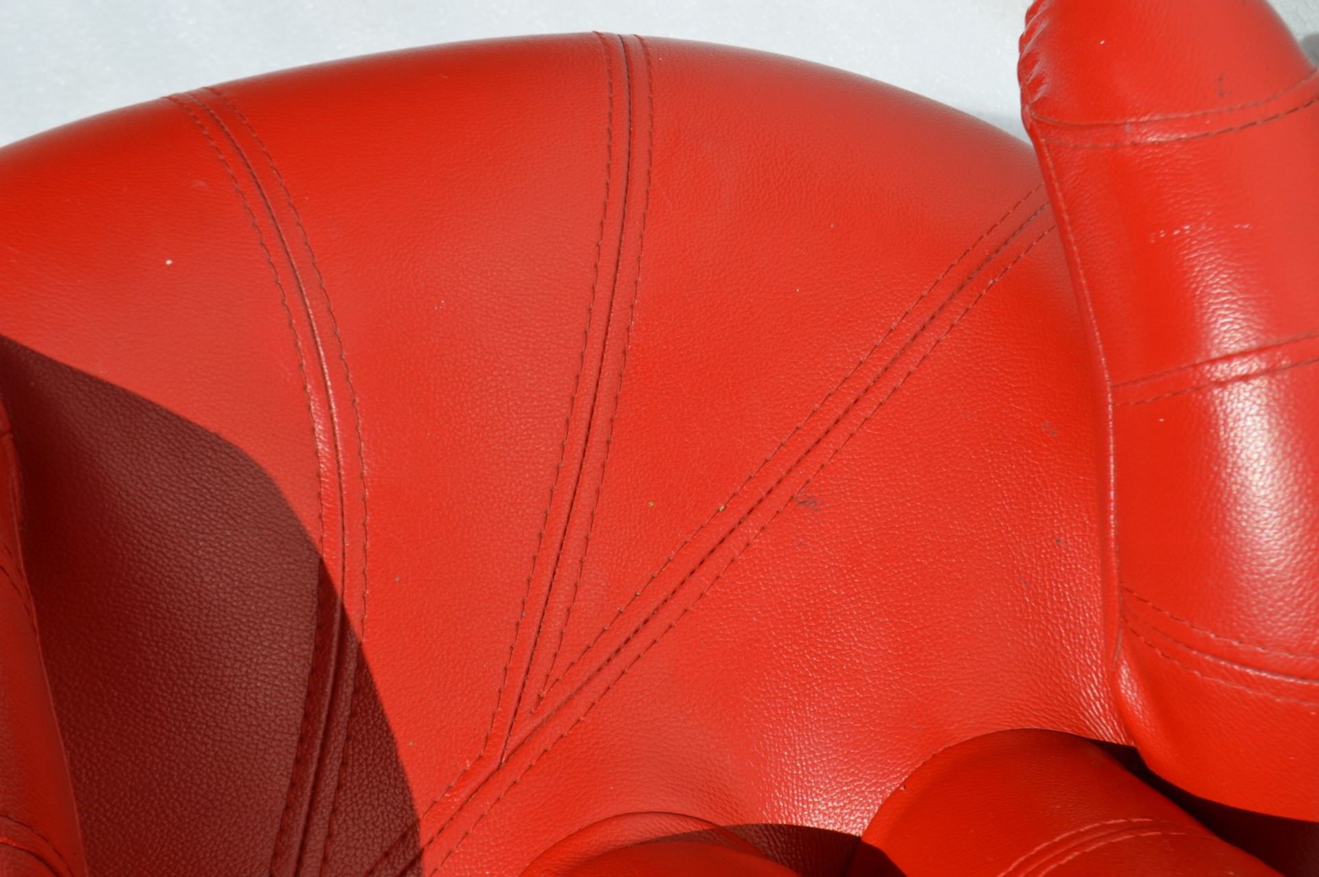 1 x Red Leather Small “HAND” Seat - From An Exclusive Property In Hale Barns - Dimensions: H55 x W50 - Image 5 of 7