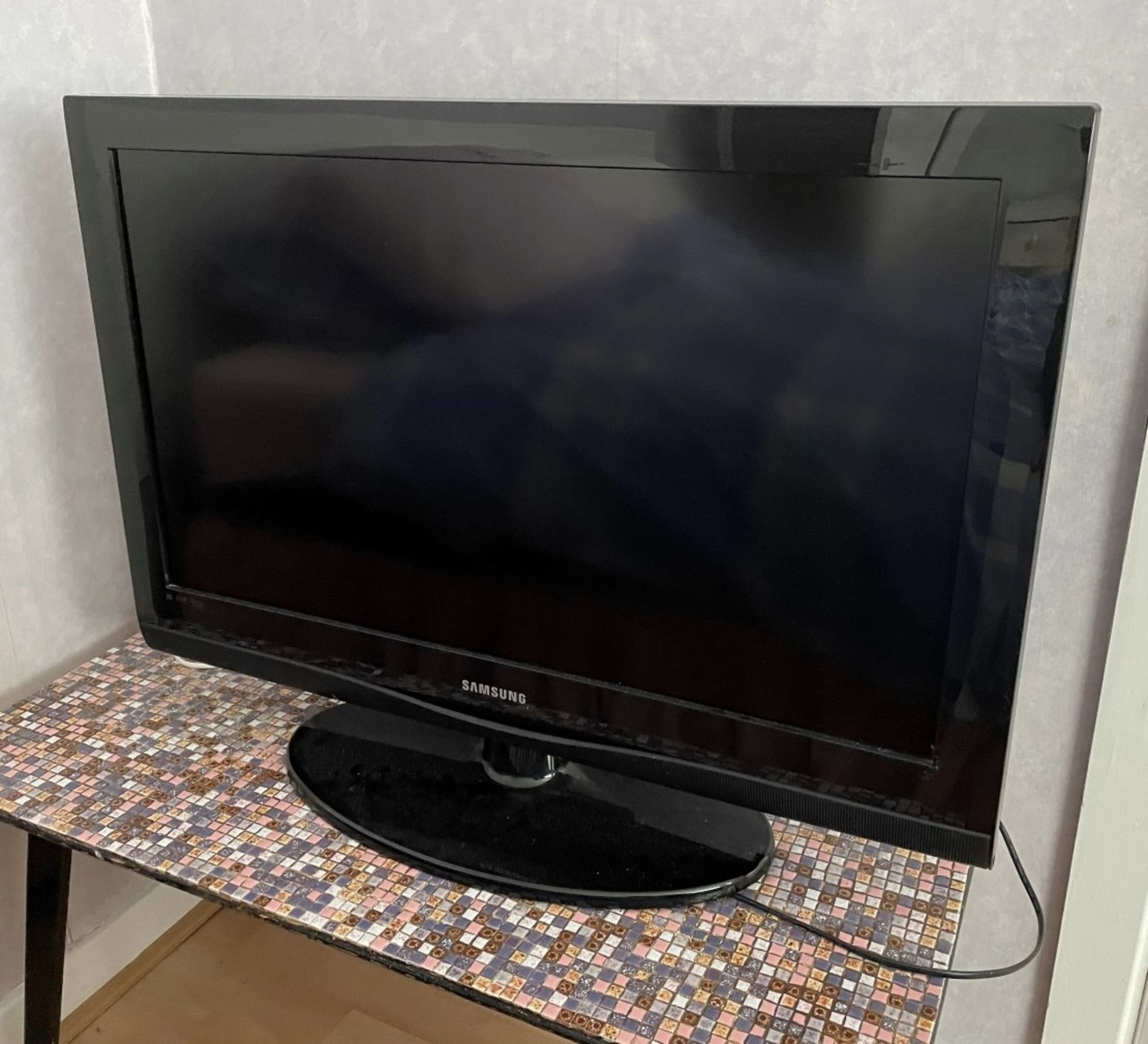 1 x SAMSUNG 32" LCD Television - Model: Samsung LE32C350 - From An Exclusive Property In Leeds -