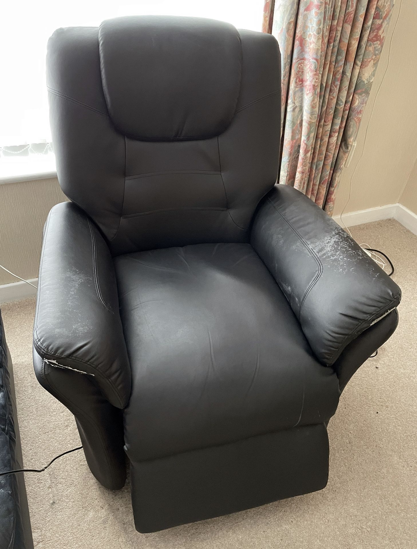 1 x Stylish Motorised Recliner Chair In Black - From An Exclusive Property In Leeds - No VAT on - Image 2 of 7