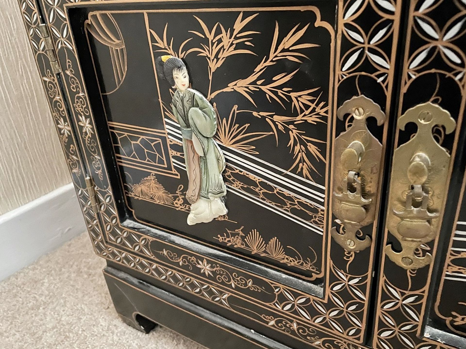 1 x Vintage Chinese Glass Topped Unit Featuring Embosed Figures - Dimensions: 61 x 40 x H60cm - Image 5 of 8