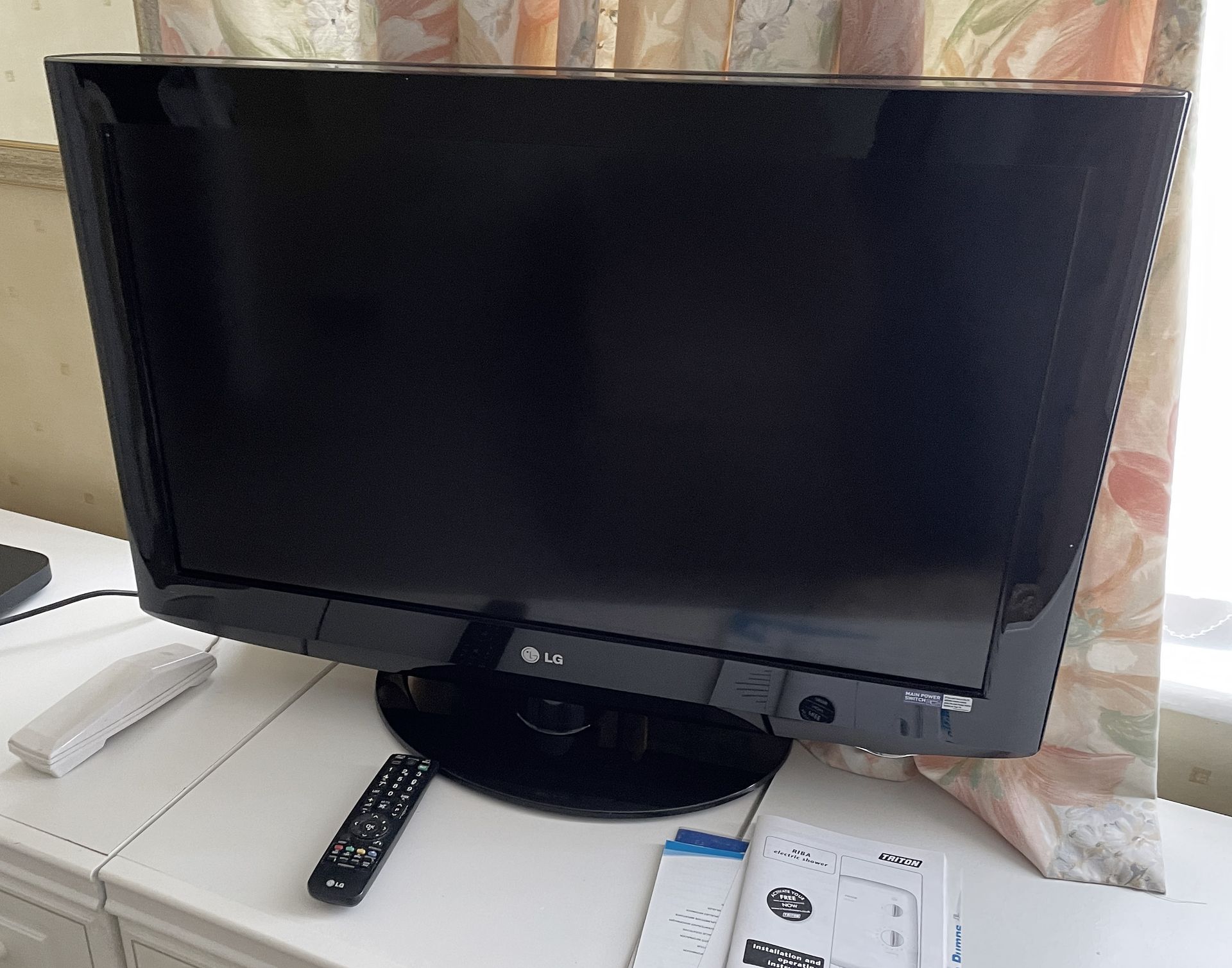 1 x LG 32" LCD Television - Includes Remotes - Model: 32LH2000 - From An Exclusive Property In Leeds - Image 2 of 4