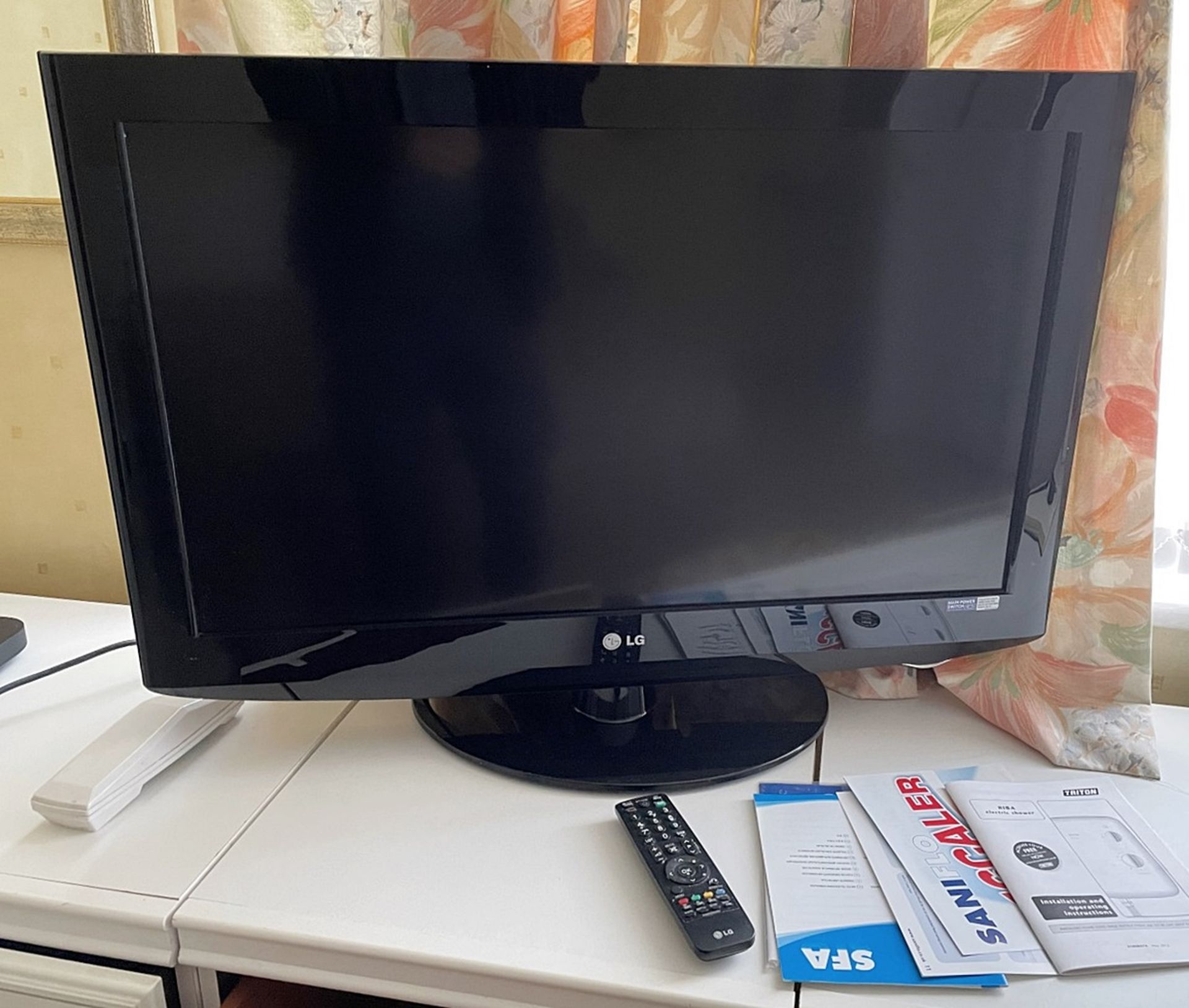 1 x LG 32" LCD Television - Includes Remotes - Model: 32LH2000 - From An Exclusive Property In Leeds