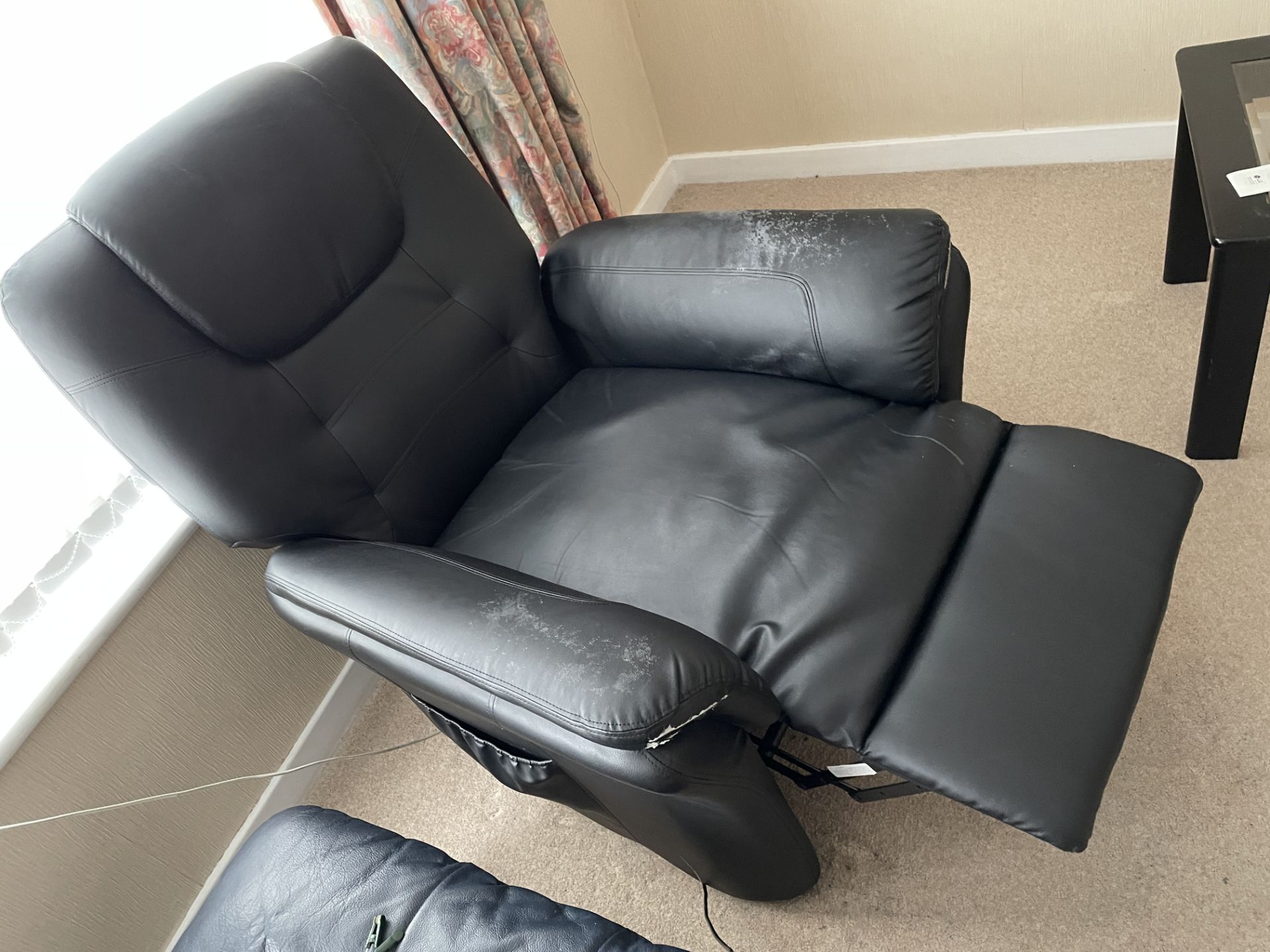 1 x Stylish Motorised Recliner Chair In Black - From An Exclusive Property In Leeds - No VAT on - Image 4 of 7