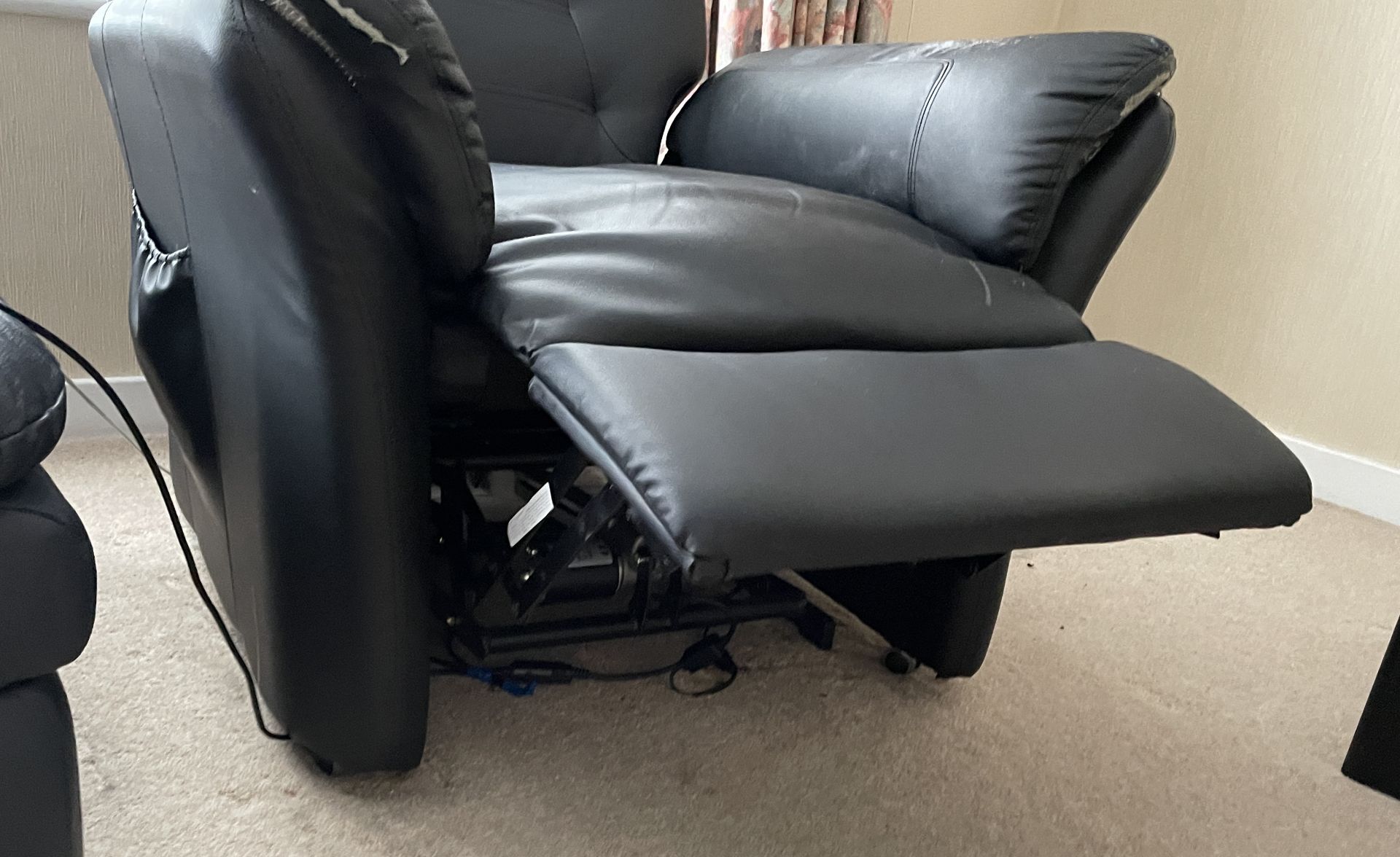 1 x Stylish Motorised Recliner Chair In Black - From An Exclusive Property In Leeds - No VAT on - Image 7 of 7