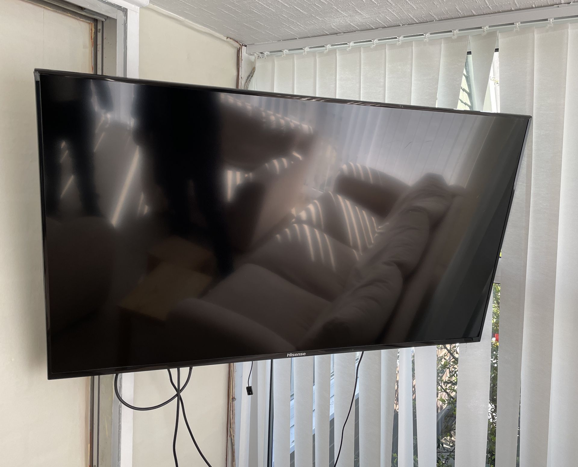 1 x Hisense 50" Flatscreen Television In Black With Remote Control And Wall Bracket - Image 2 of 6