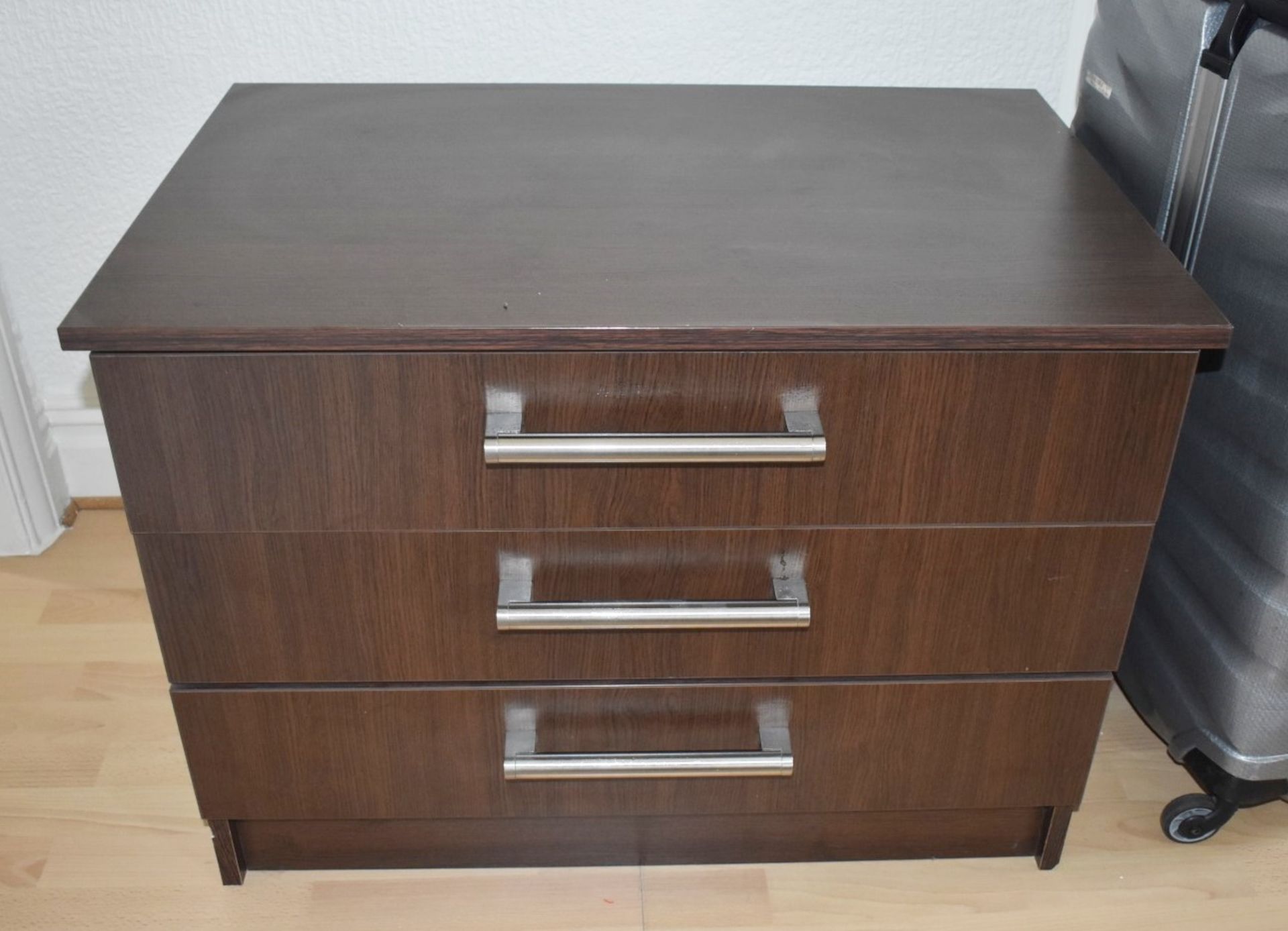 1 x Chest of Drawers With Walnut Finish - Dimensions: H60 x W81 x D54 cms - No VAT on the Hammer - - Image 4 of 5