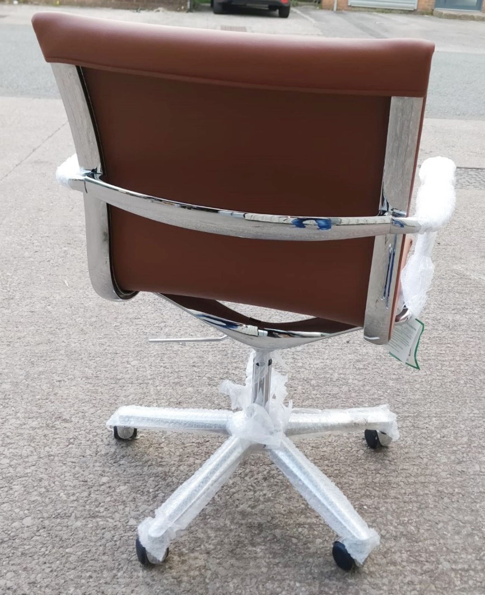 1 x LINEAR Eames-Inspired Low Back Office Swivel Chair In TAN Leather - Brand New Boxed Stock - - Image 5 of 6