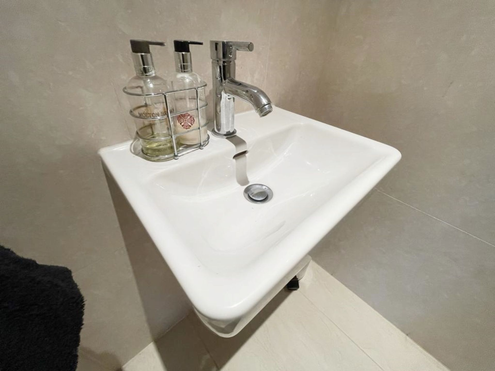 1 x LAUFEN PRO Toilet and Washbasin - NO VAT ON THE HAMMER - Preowned - CL631 - Location: Alderley - Image 4 of 7