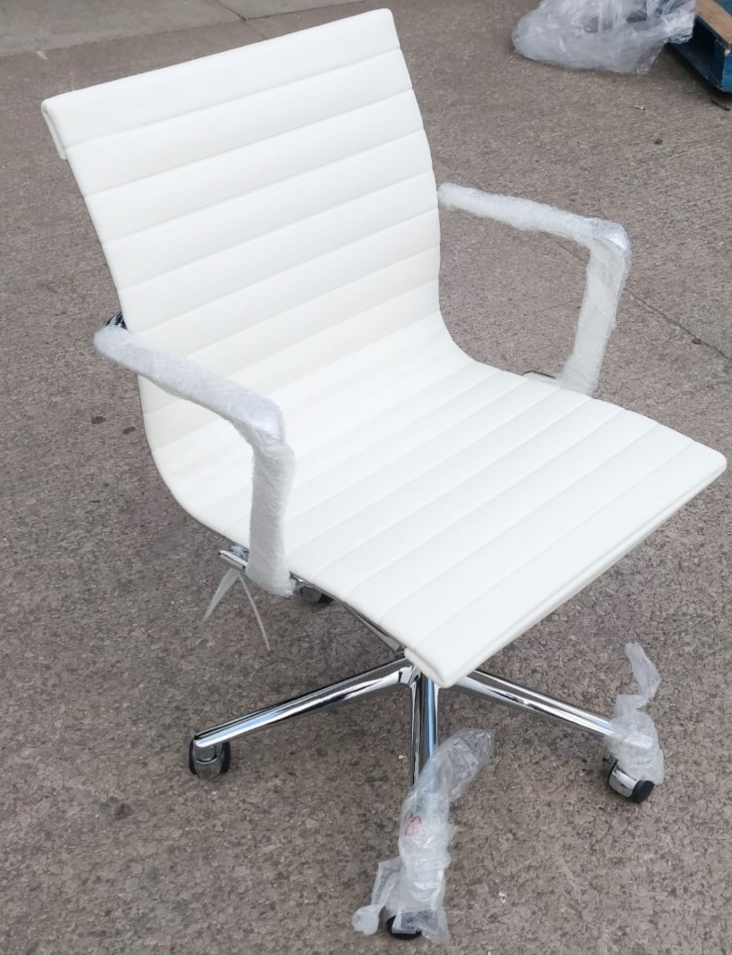 1 x LINEAR Eames-Inspired Ribbed Low Back Office Swivel Chair In WHITE - Brand New Boxed Stock - - Image 3 of 6
