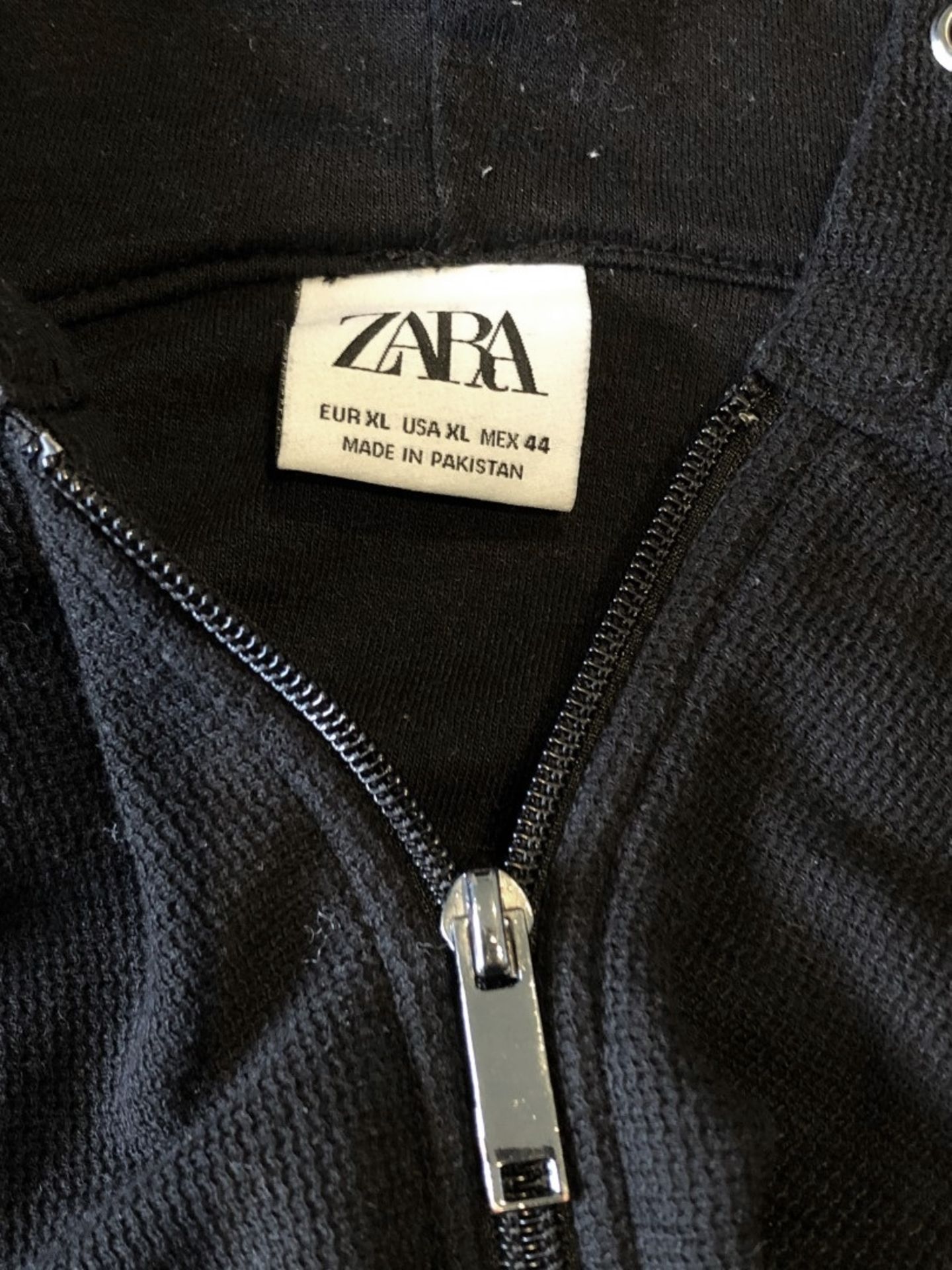 1 x Men's Genuine Zara Zipped Hoodie - Size (EU/UK): XL/XL - Preowned - Ref: JS191 - NO VAT ON THE - Image 2 of 4