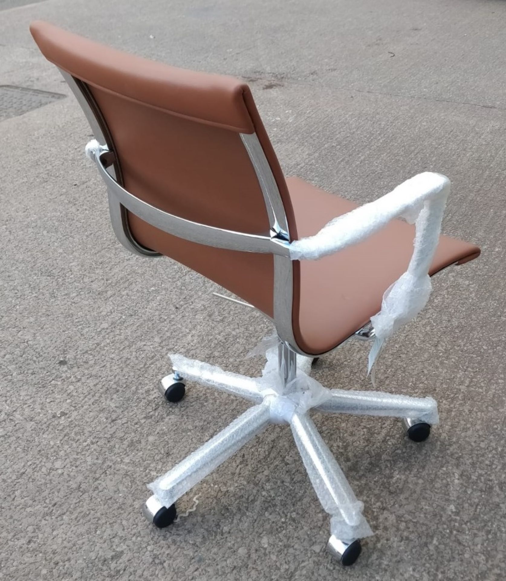 1 x LINEAR Eames-Inspired Low Back Office Swivel Chair In TAN Leather - Brand New Boxed Stock - - Image 3 of 6