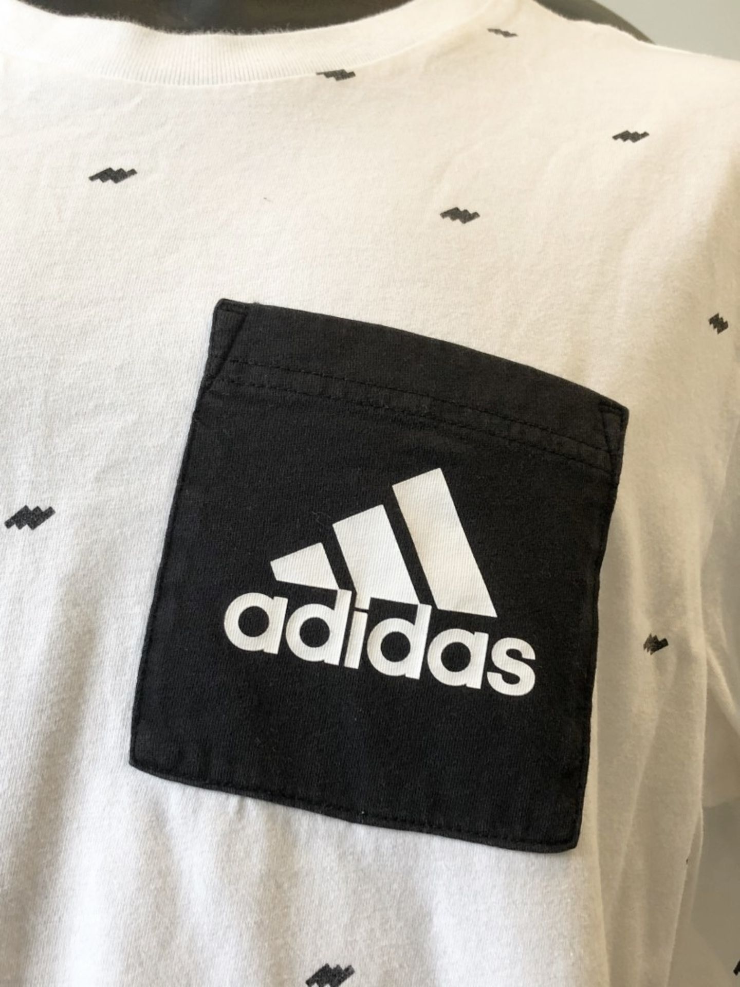 1 x Men's Genuine Adidas T-Shirt In White With Black Pocket - Size (EU/UK): L/L - Preowned - Ref: - Image 2 of 4