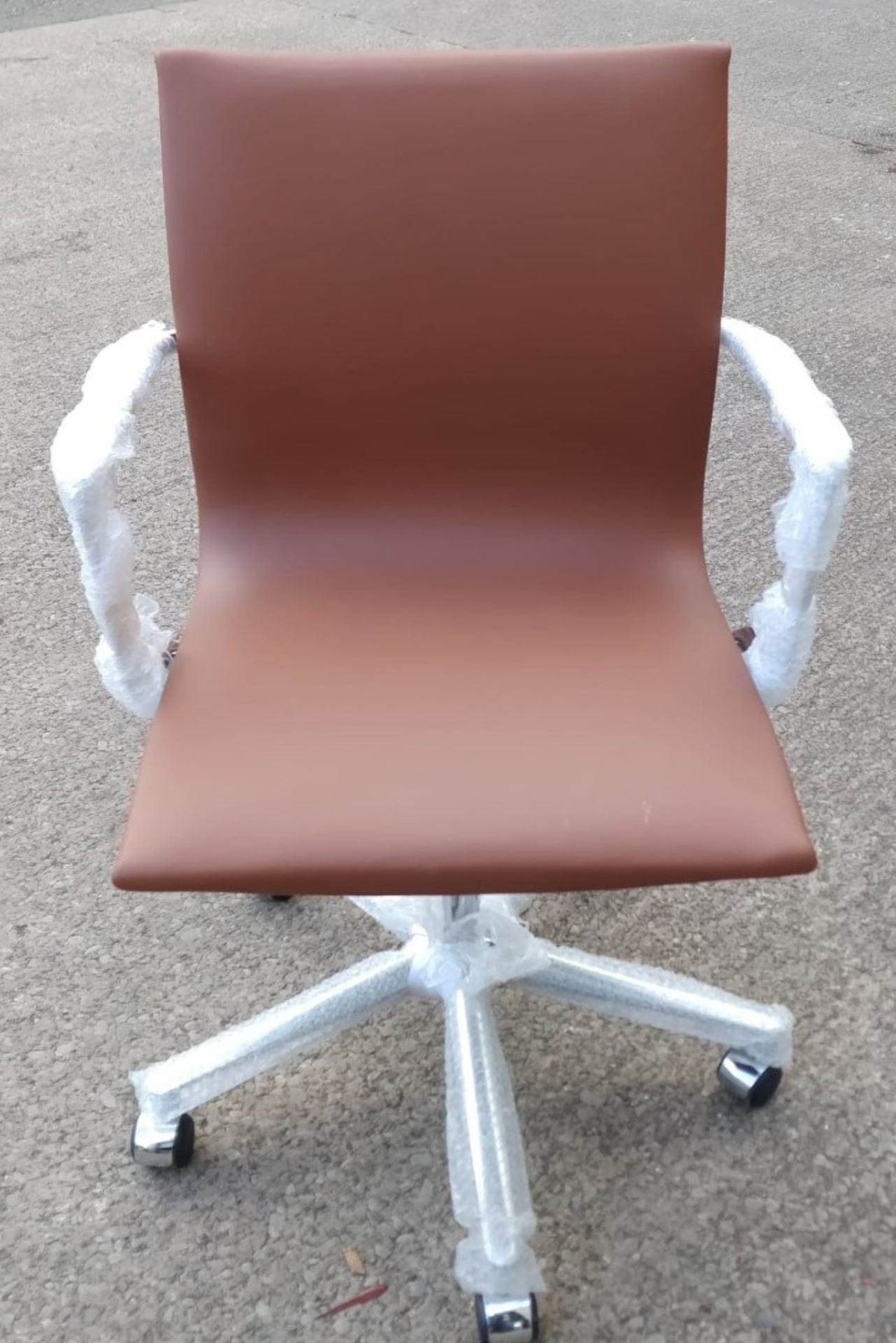 1 x LINEAR Eames-Inspired Low Back Office Swivel Chair In TAN Leather - Brand New Boxed Stock - - Image 2 of 6