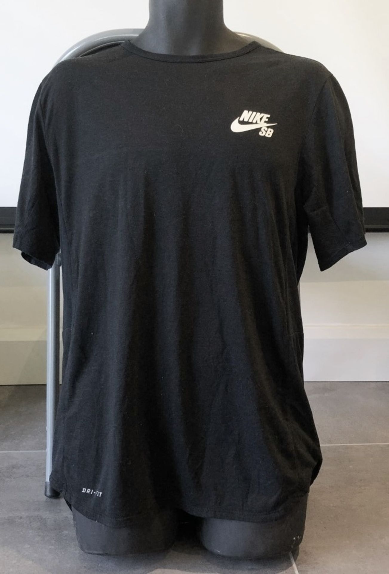 1 x Men's Genuine Nike SB T-Shirt In Black - Size (EU/UK): L/L - Preowned - Ref: JS165 - NO VAT ON