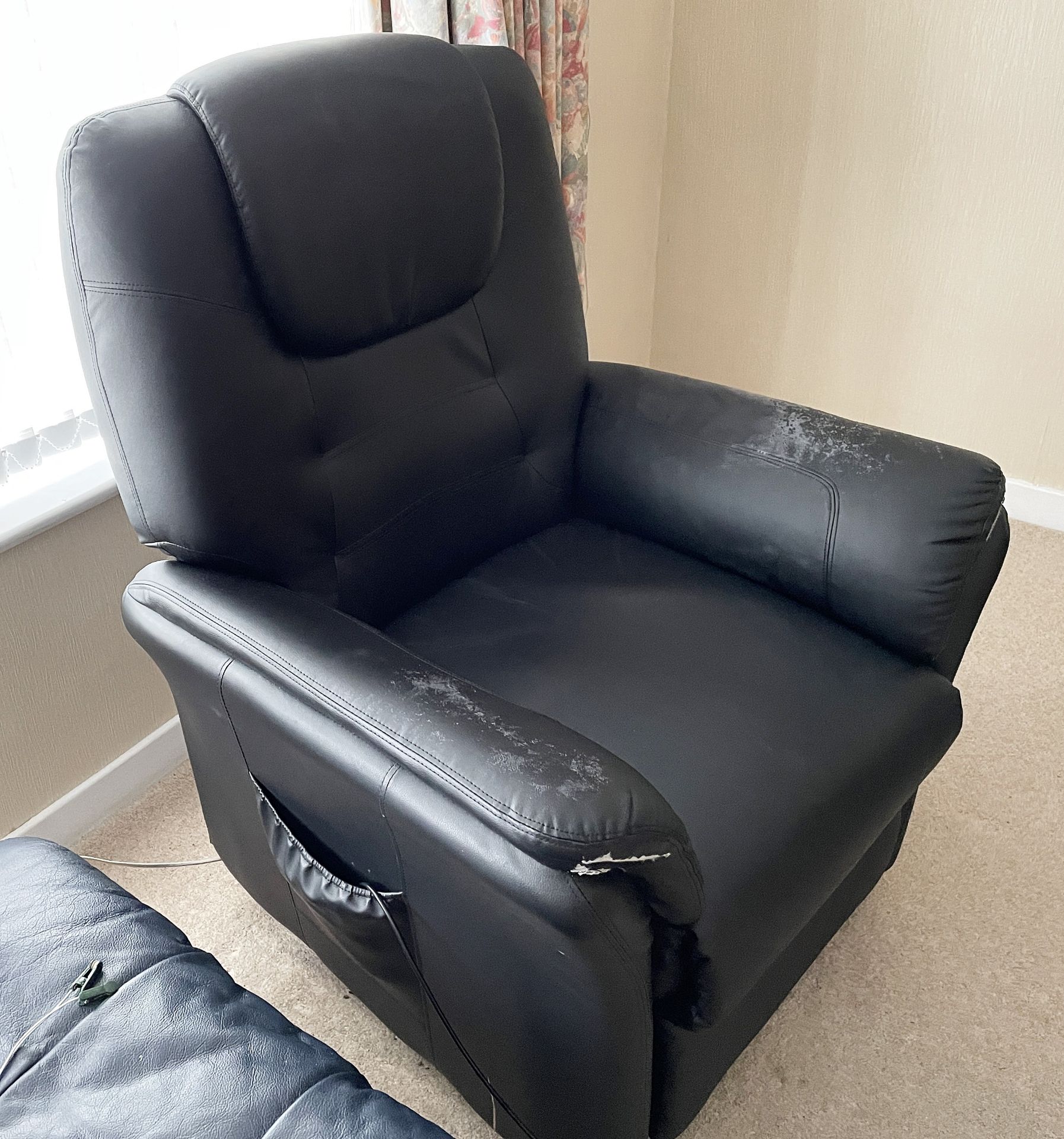 1 x Stylish Motorised Recliner Chair In Black - From An Exclusive Property In Leeds - No VAT on