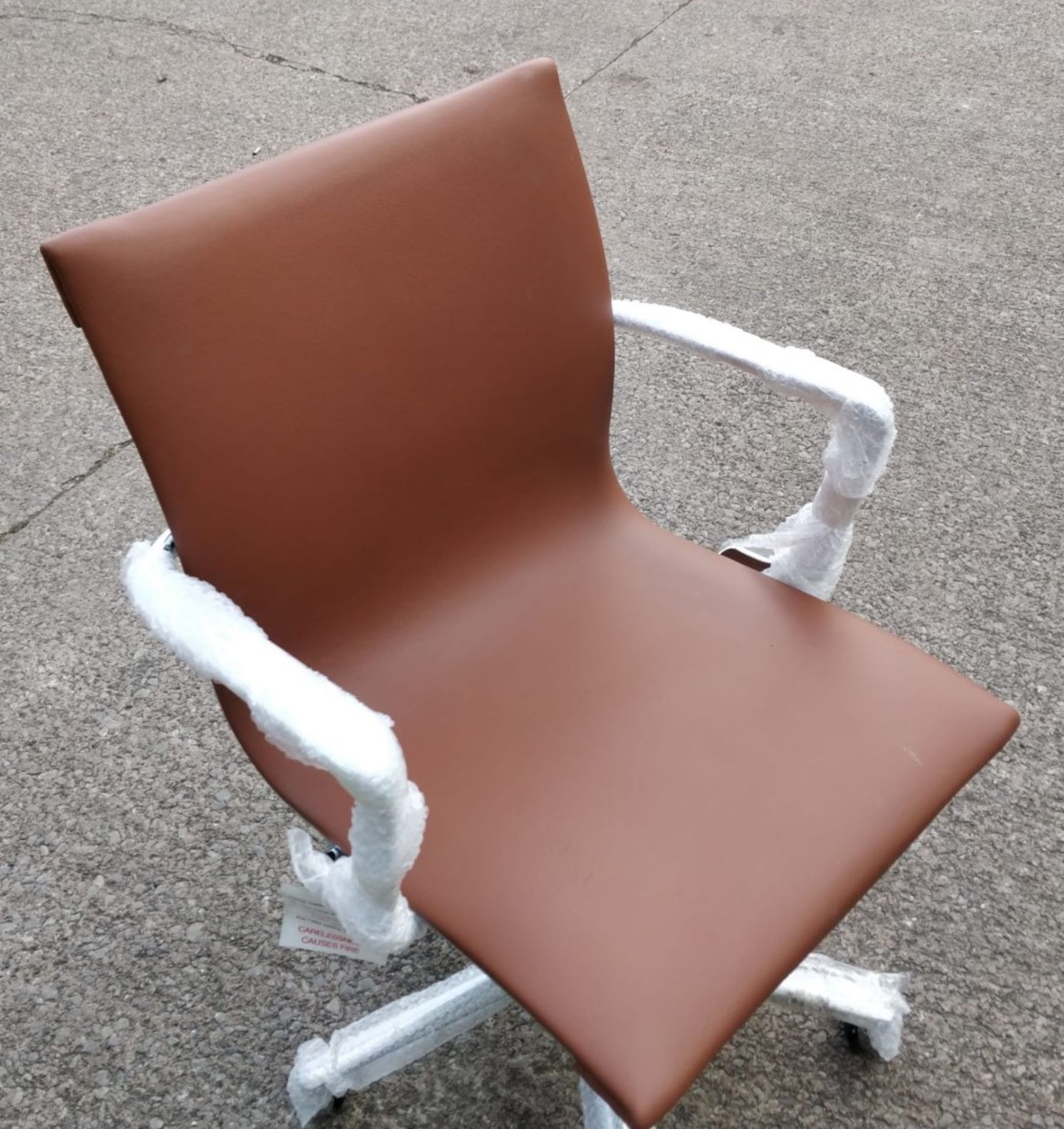 1 x LINEAR Eames-Inspired Low Back Office Swivel Chair In TAN Leather - Brand New Boxed Stock - - Image 6 of 6