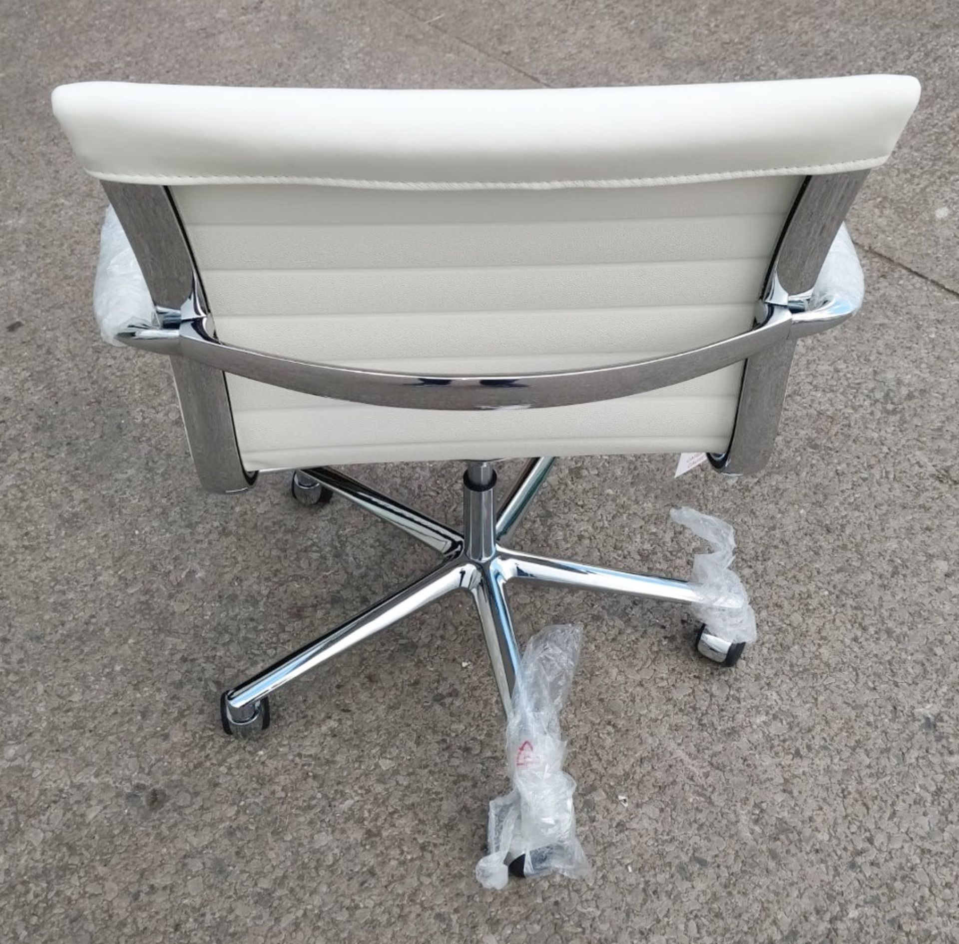1 x LINEAR Eames-Inspired Ribbed Low Back Office Swivel Chair In WHITE - Brand New Boxed Stock - - Image 5 of 6