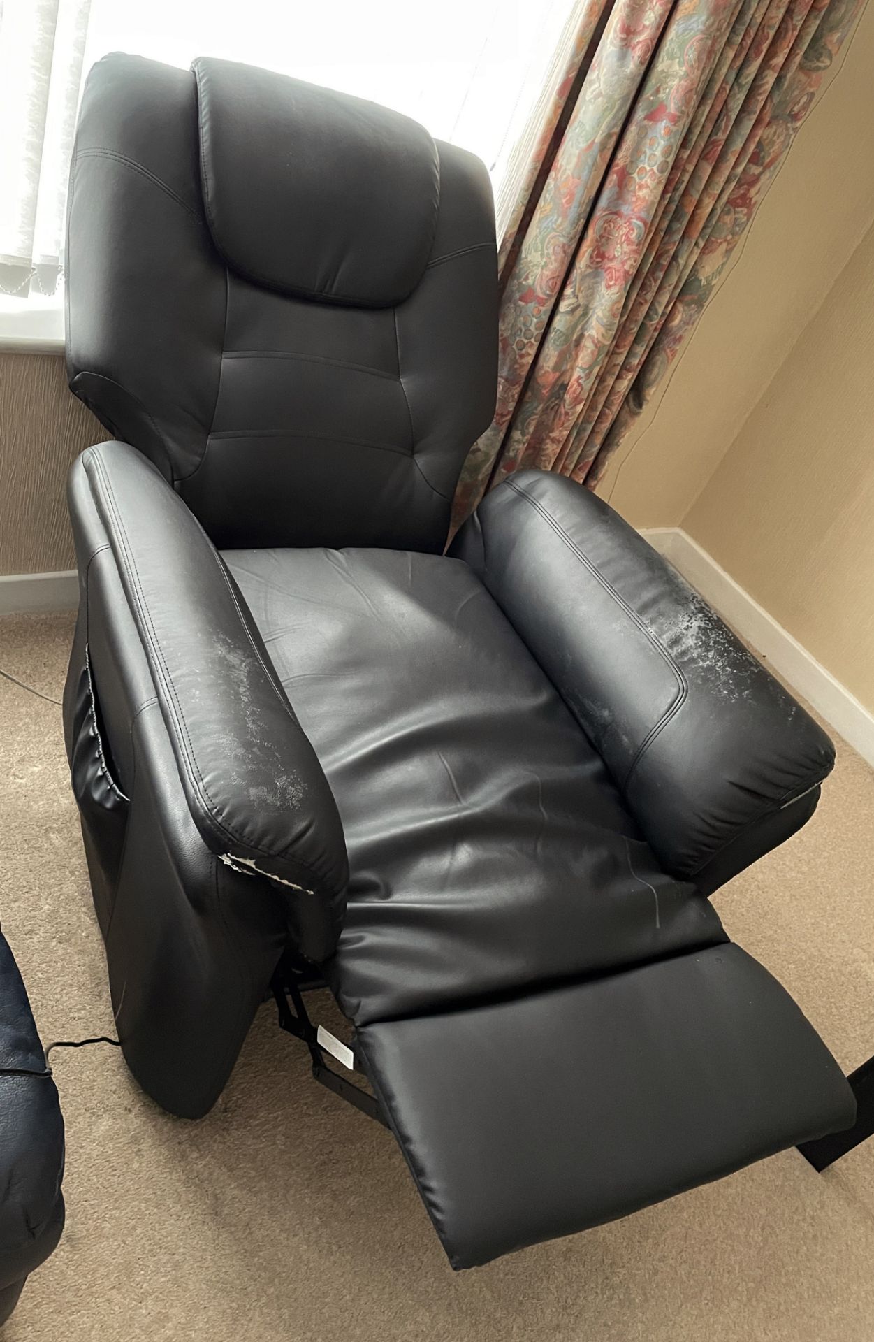 1 x Stylish Motorised Recliner Chair In Black - From An Exclusive Property In Leeds - No VAT on - Image 3 of 7