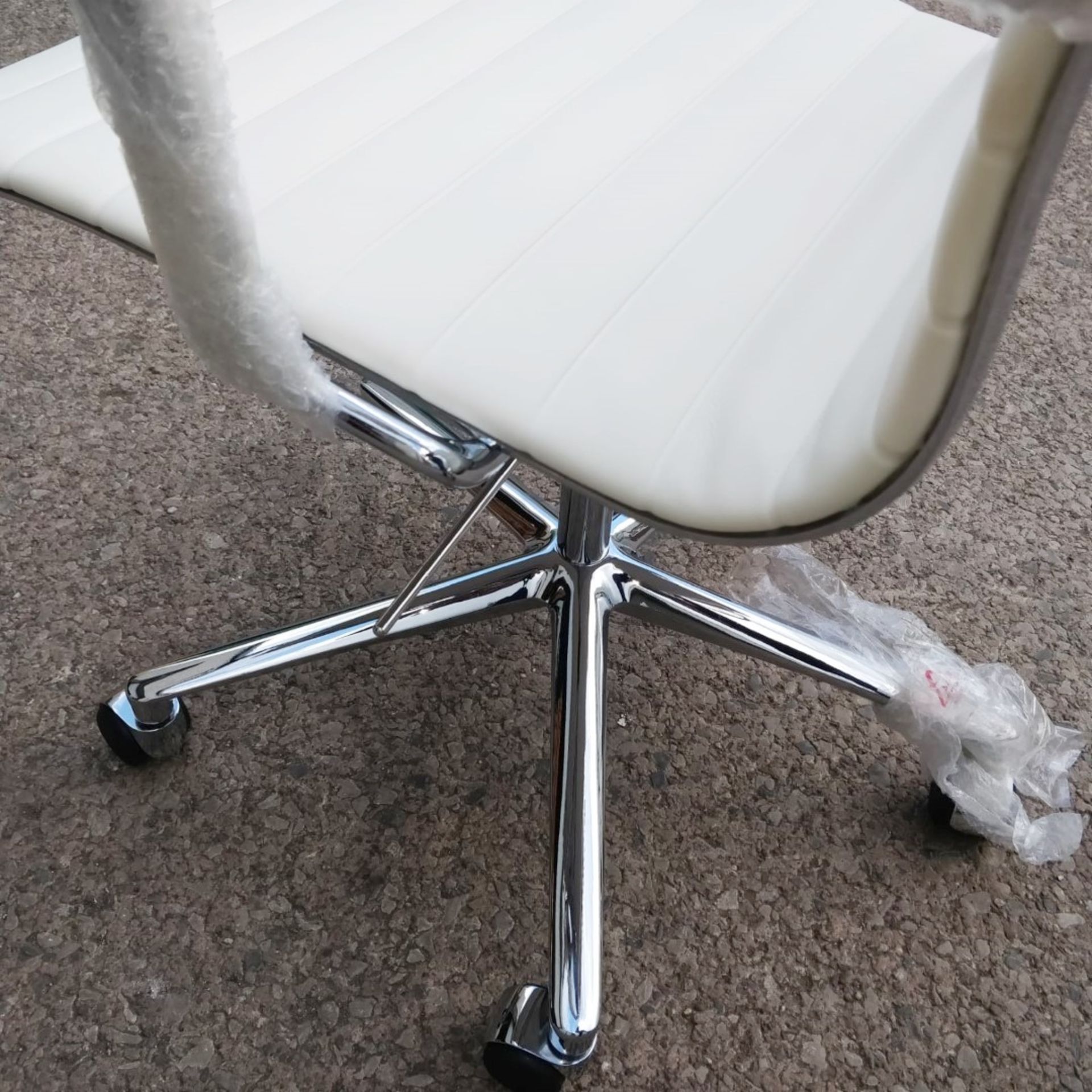 1 x LINEAR Eames-Inspired Ribbed Low Back Office Swivel Chair In WHITE - Brand New Boxed Stock - - Image 6 of 6