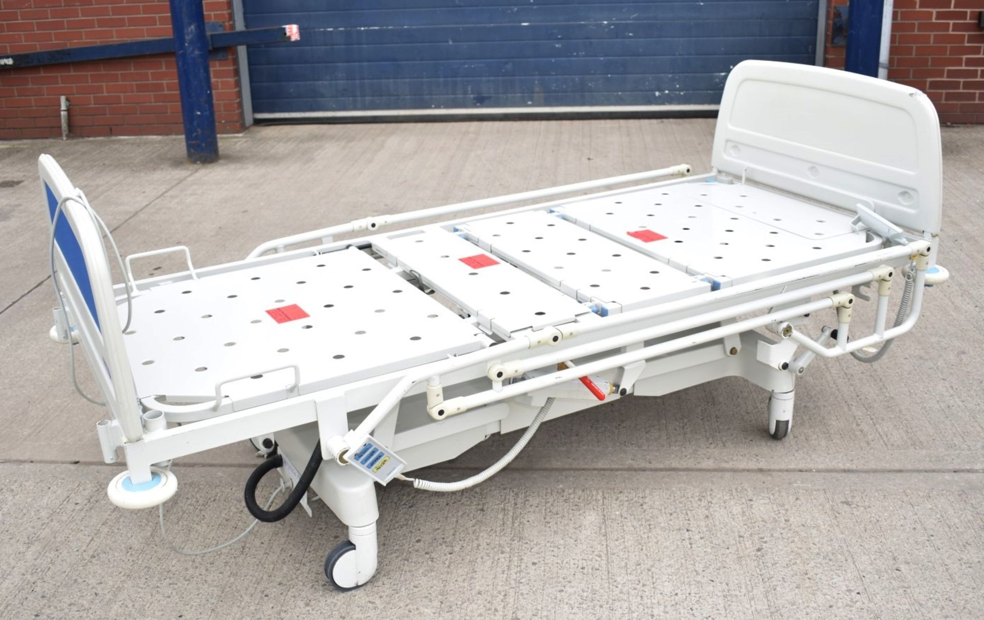 1 x Huntleigh CONTOURA Electric Hospital Bed - Features Rise/Fall 3-Way Profiling, Side Rails, - Image 4 of 15