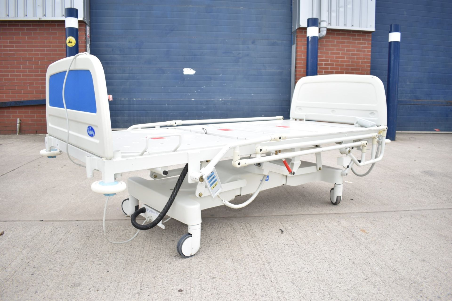 1 x Huntleigh CONTOURA Electric Hospital Bed - Features Rise/Fall 3-Way Profiling, Side Rails, - Image 5 of 15