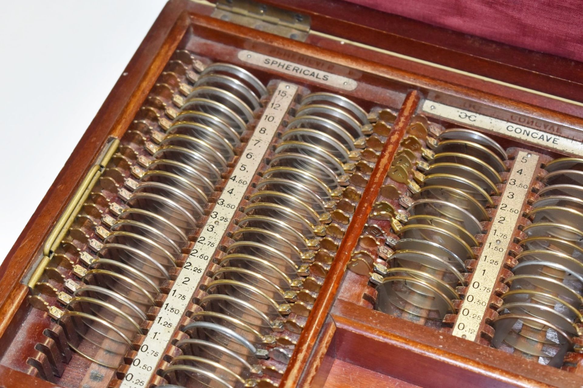 1 x Set of Vintage Opticians Lenses in Mahogany Wooden Case - Ref: GTI152 - CL645 - Location: - Image 3 of 13