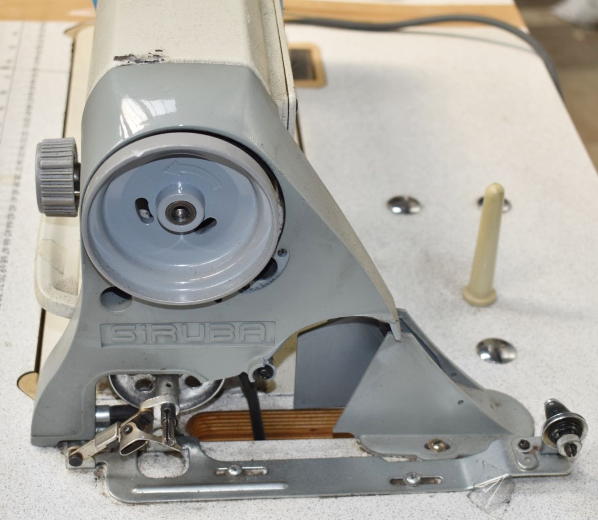 1 x Siruba L818F-M1 Industrial Sewing Machine - Spares or Repairs - Working Clutch Motor Detached - Image 12 of 19