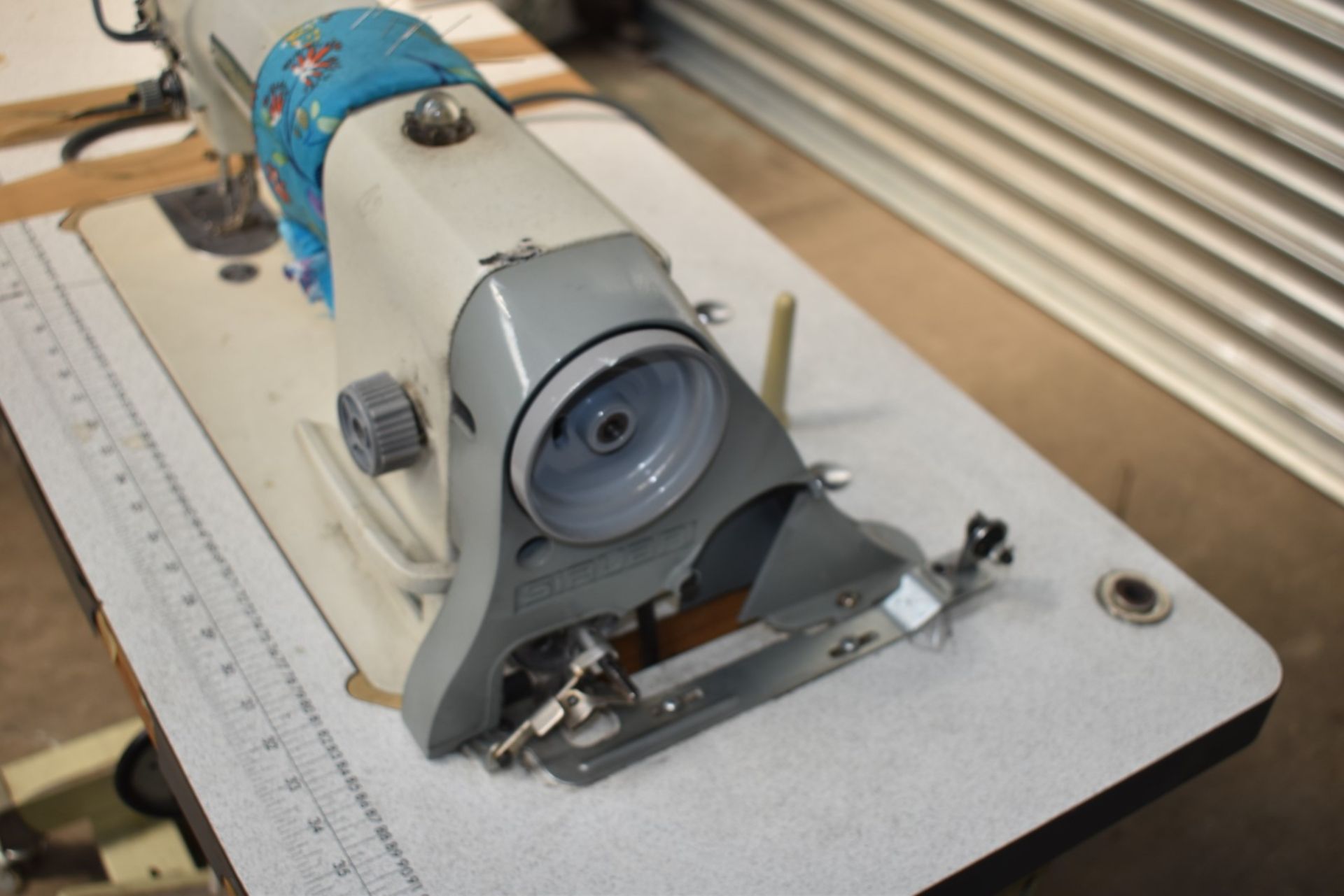 1 x Siruba L818F-M1 Industrial Sewing Machine - Spares or Repairs - Working Clutch Motor Detached - Image 18 of 19