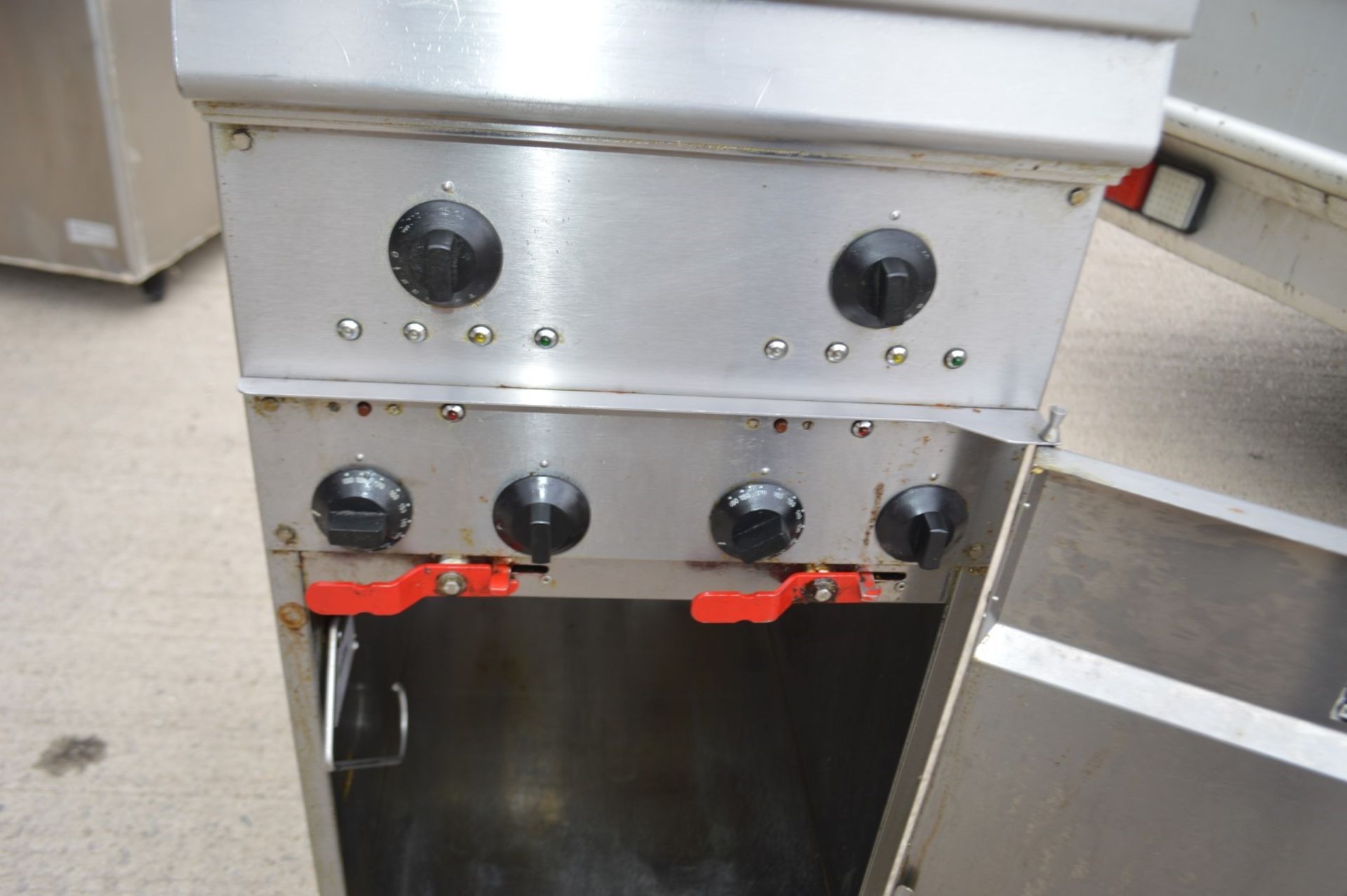 1 x Valentine 400mm Freestanding Electric Twin Basket Fryer With Stainless Steel Exterior and - Image 9 of 10
