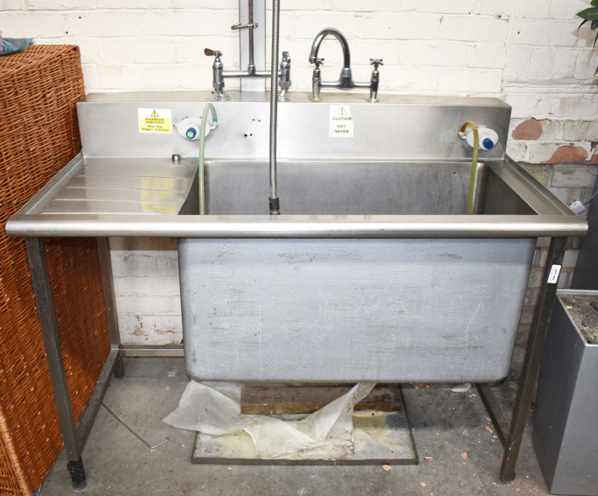 1 x Commercial Kitchen Wash Station With Single Large Deep Sink Bowls, Mixer Taps, Spray Wash Gun,