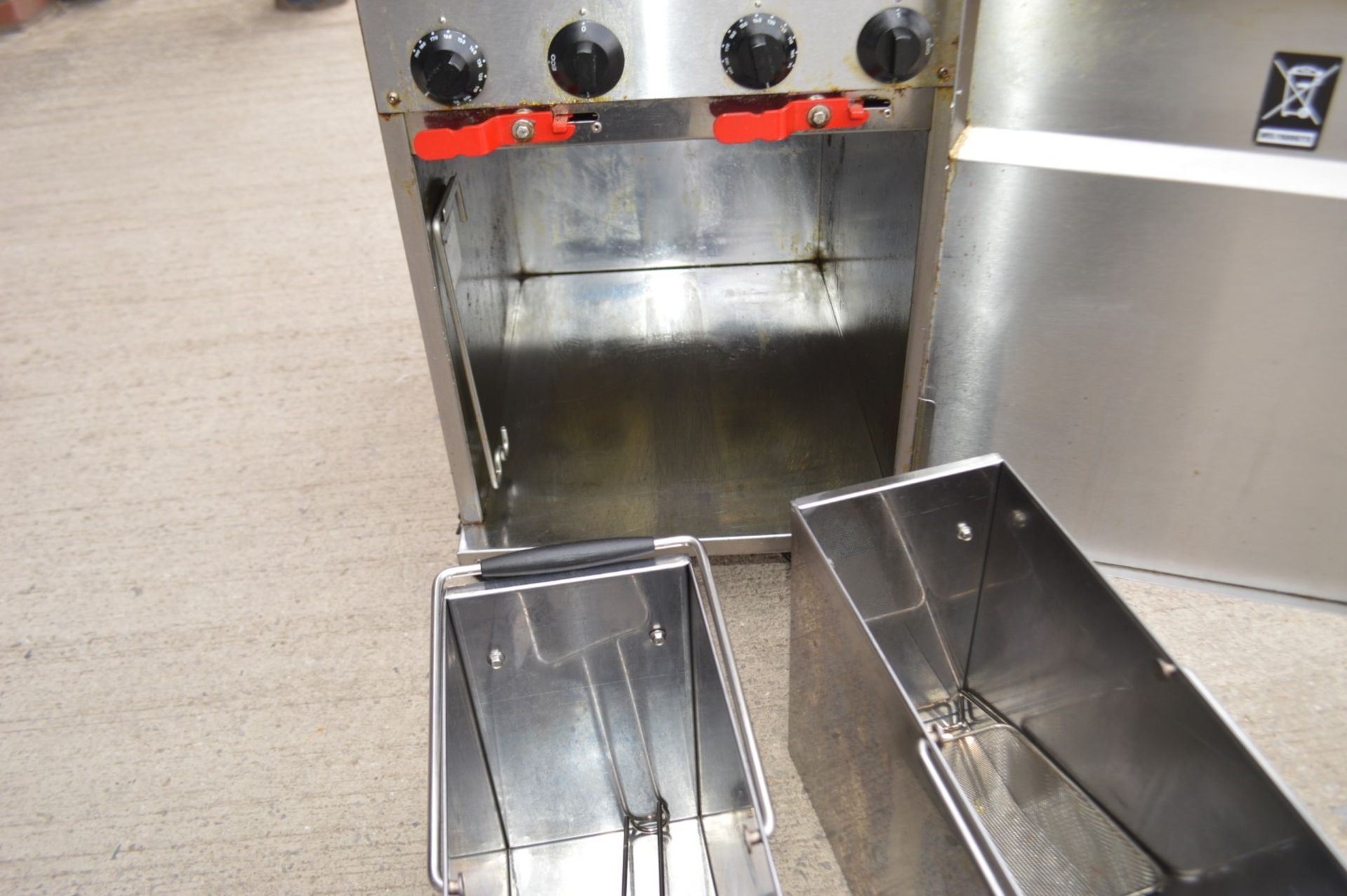 1 x Valentine 400mm Freestanding Electric Twin Basket Fryer With Stainless Steel Exterior, Oil - Image 5 of 7