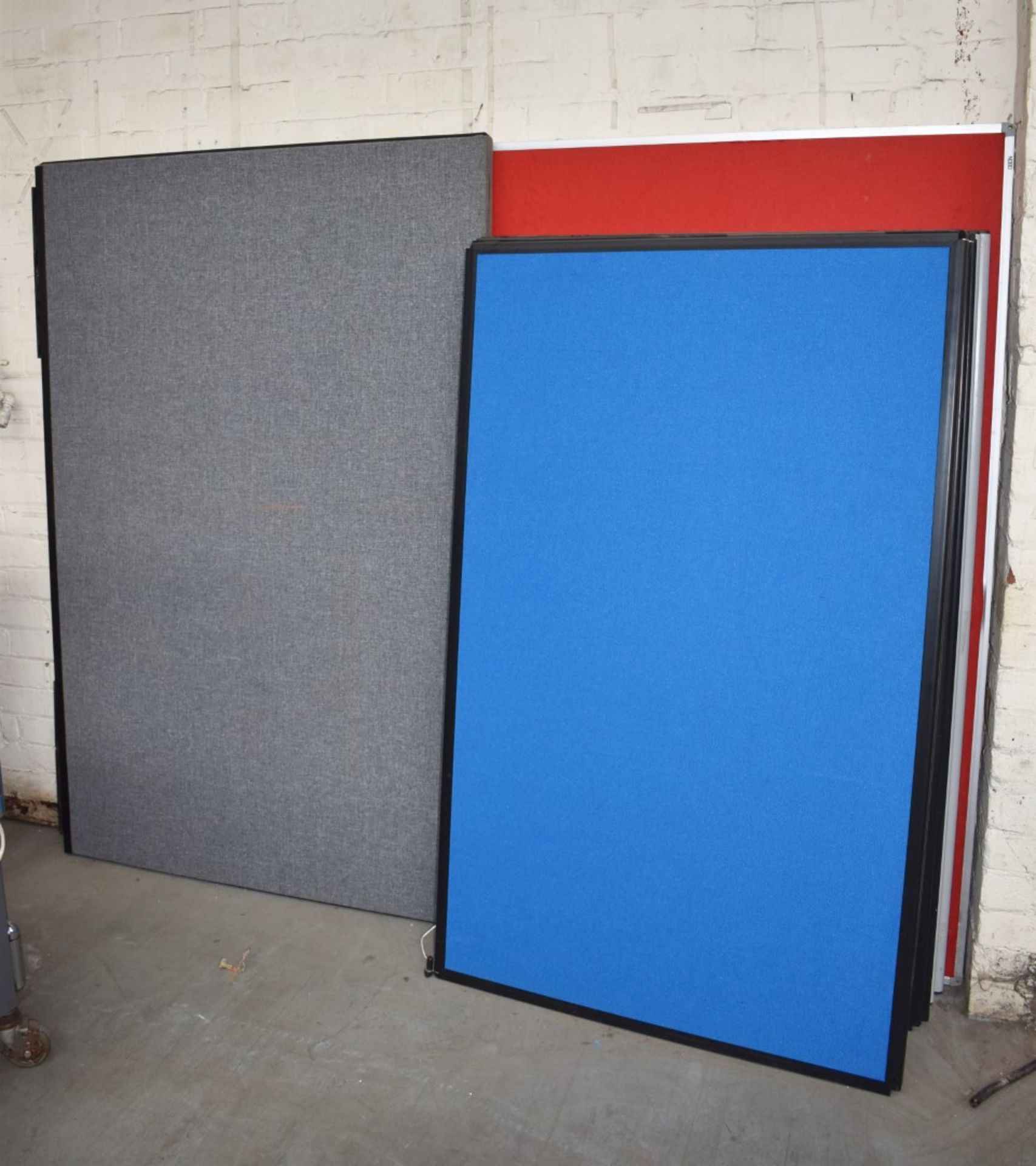 6 x Various Office Partitions and Office Notice Board - Ref: WH4 - CL011 - Location: Altrincham