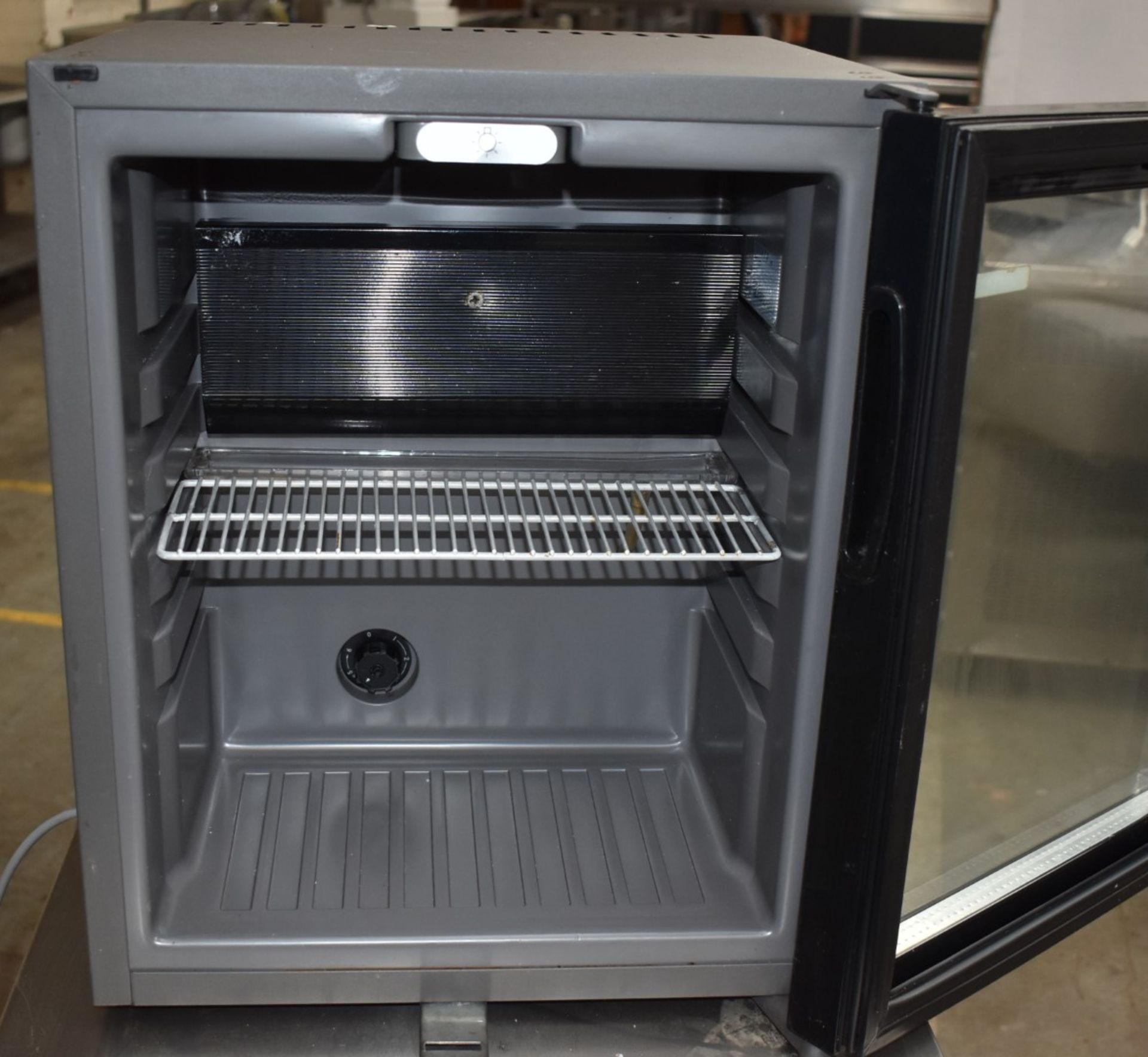 1 x Tefcold TM30G Mini Drinks Chiller - RRP £349 - Dimensions: H50 x W40 x D40 cms - Ref: CCA180 WH4 - Image 4 of 6