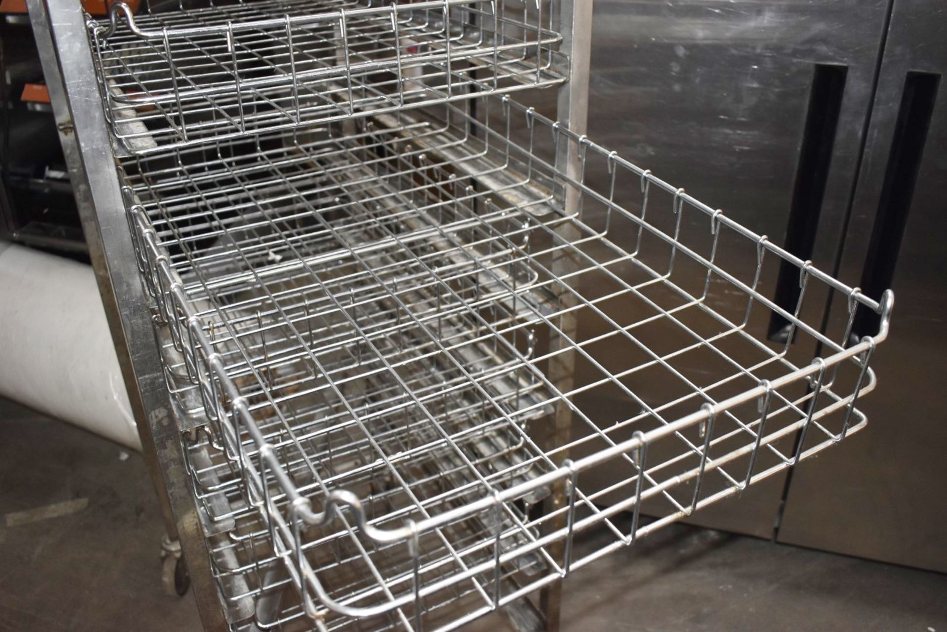 1 x Upright Mobile 10 Tier Shelf Rack With 9 x Chrome Storage Baskets - Dimensions: H180 x W46 x D75 - Image 3 of 5